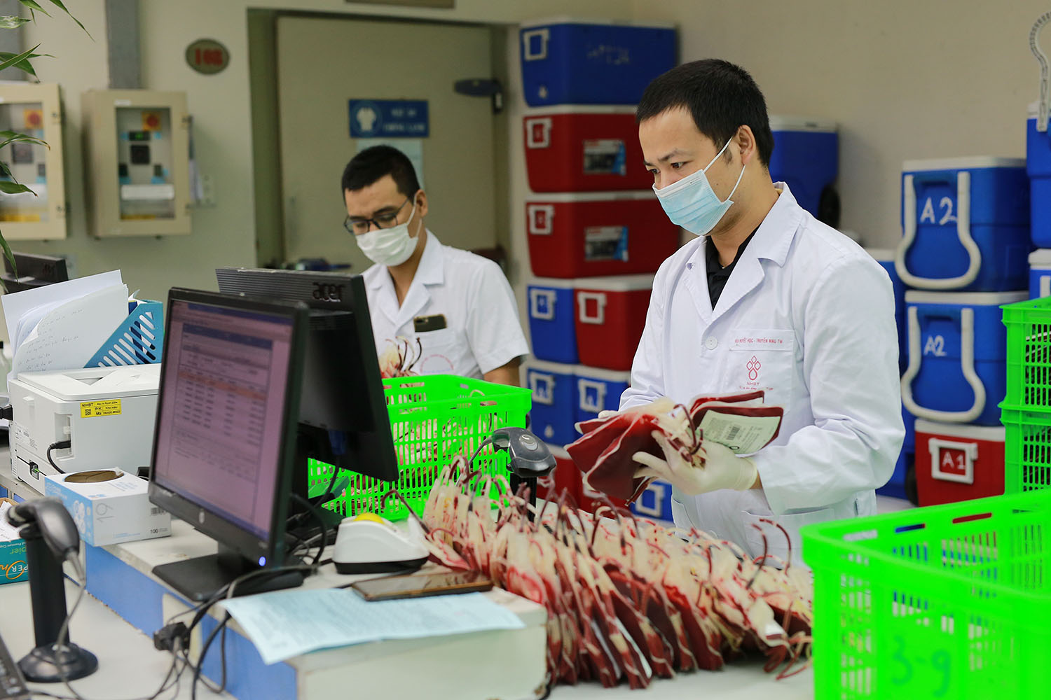 Nam thanh ni&ecirc;n tho&aacute;t cửa tử nhờ 7 l&iacute;t m&aacute;u hiến tặng- Ảnh 1.