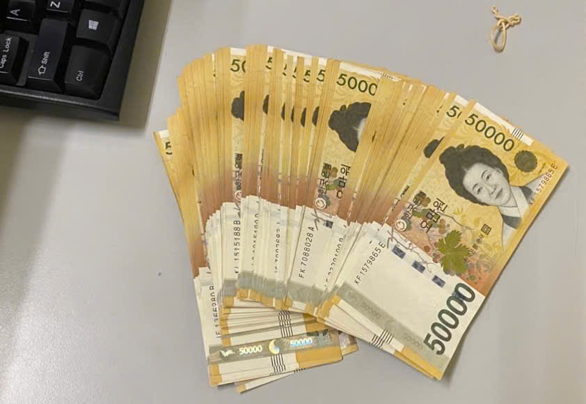 Bọc tiền gần 100 triệu đồng nằm chơ vơ ở s&acirc;n bay- Ảnh 1.