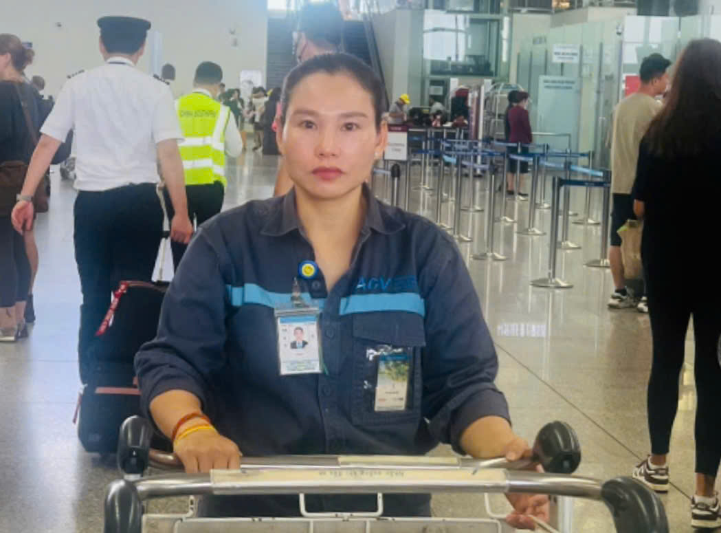 Bọc tiền gần 100 triệu đồng nằm chơ vơ ở s&acirc;n bay- Ảnh 3.