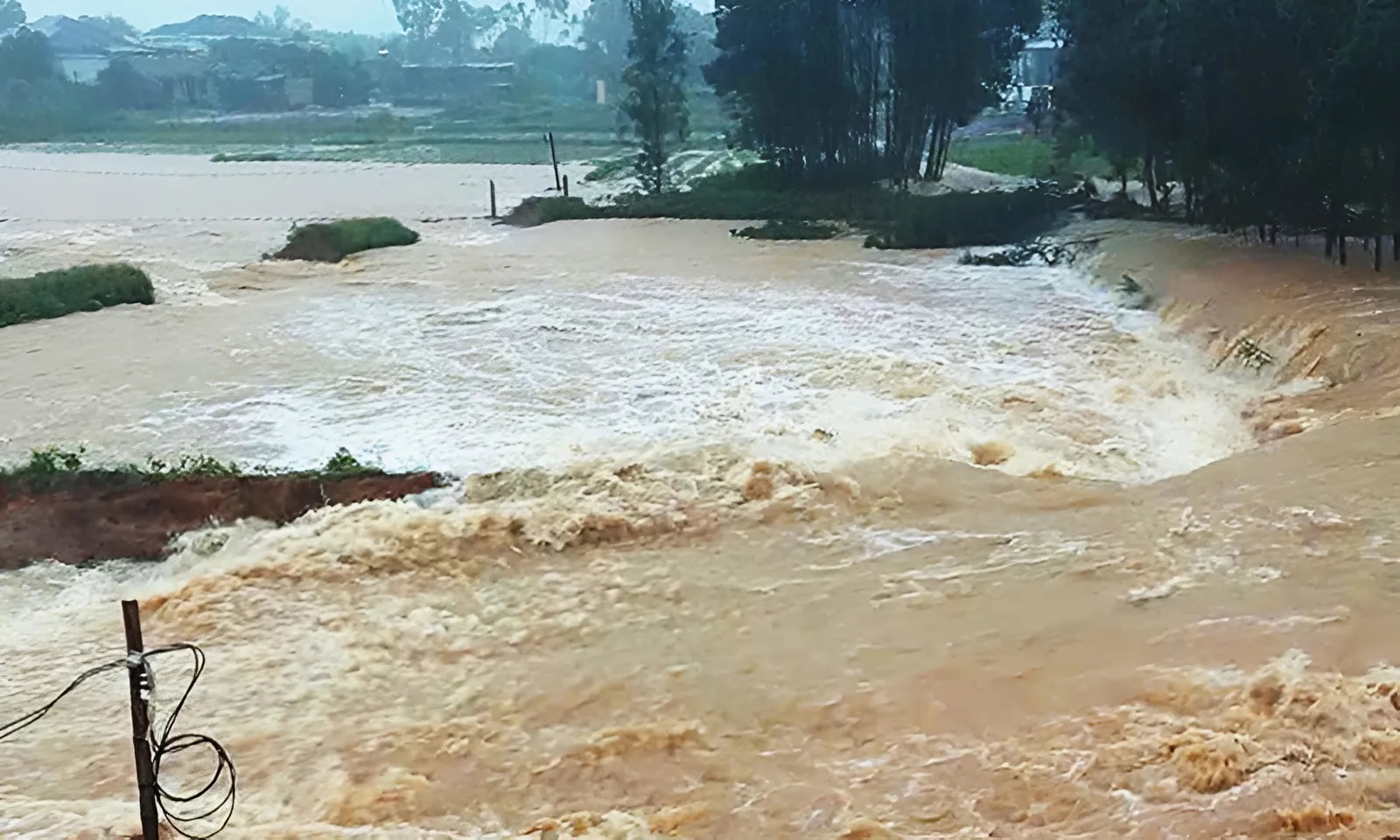 Quảng B&igrave;nh: Kh&ocirc;ng c&oacute; chuyện vỡ đập Dạ Lam, chỉ ph&aacute; đ&ecirc; quai để "giải cứu" th&acirc;n đập ch&iacute;nh - Ảnh 1.