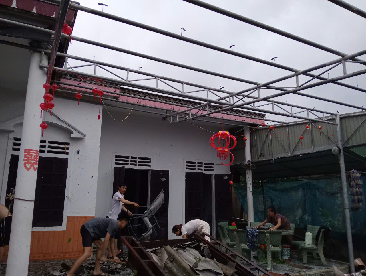 Lốc xo&aacute;y khiến hơn 30 nh&agrave; d&acirc;n ở H&agrave; Tĩnh bị tốc m&aacute;i, hư hỏng nặng - Ảnh 1.