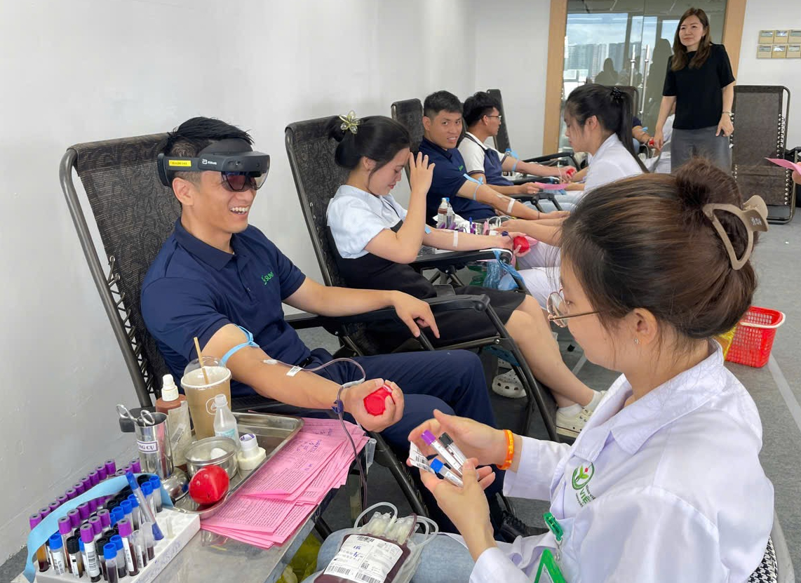 Nam thanh ni&ecirc;n tho&aacute;t cửa tử nhờ 7 l&iacute;t m&aacute;u hiến tặng- Ảnh 2.