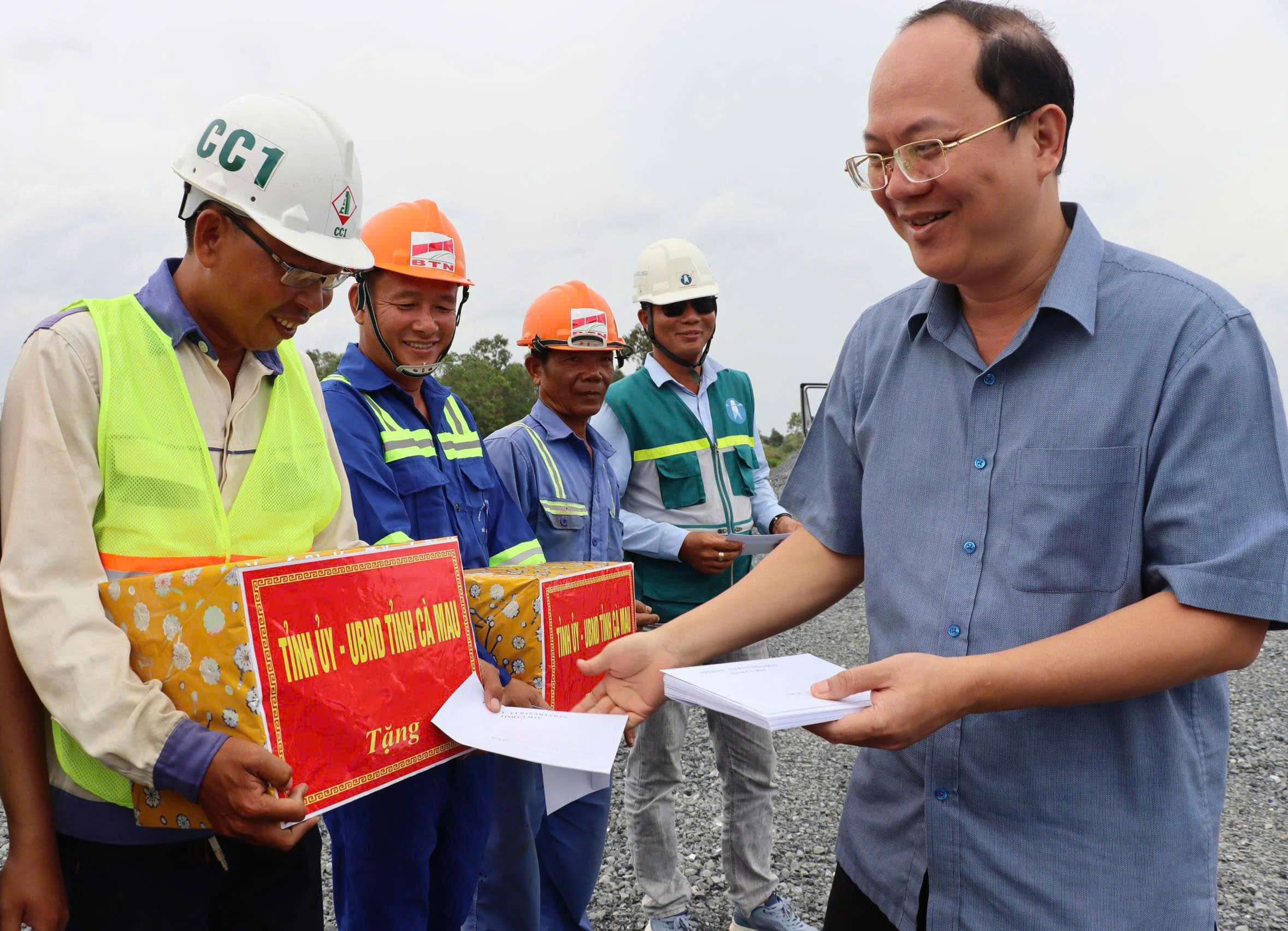 CLIP: B&iacute; thư Tỉnh ủy C&agrave; Mau động vi&ecirc;n c&ocirc;ng nh&acirc;n l&agrave;m việc tr&ecirc;n c&ocirc;ng trường cao tốc- Ảnh 1.