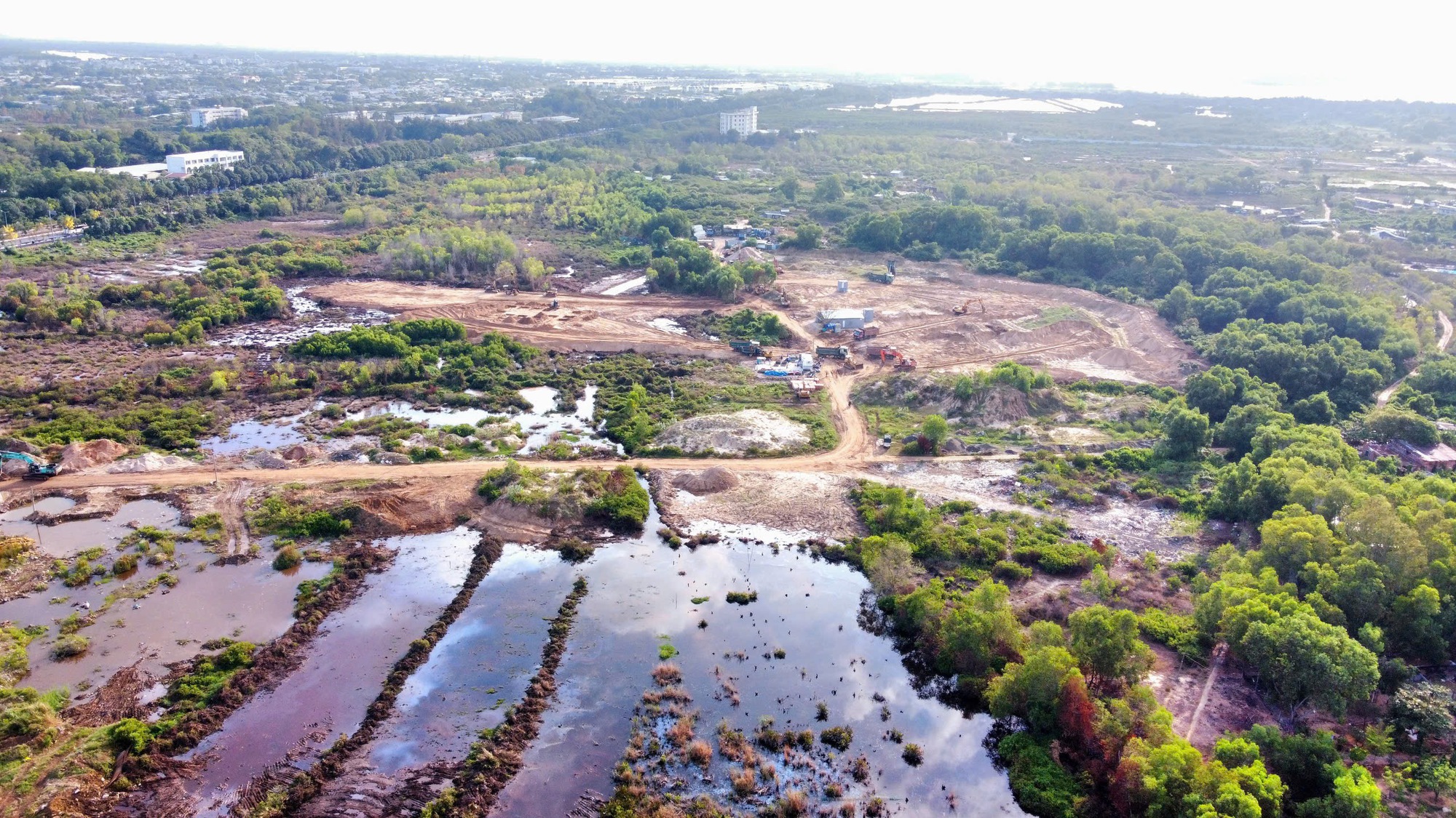 Người dân quay lại hình ảnh dòng nước đen ngòm chảy ra biển từ 1 dự án khu đô thị ở TP Vũng Tàu- Ảnh 2.