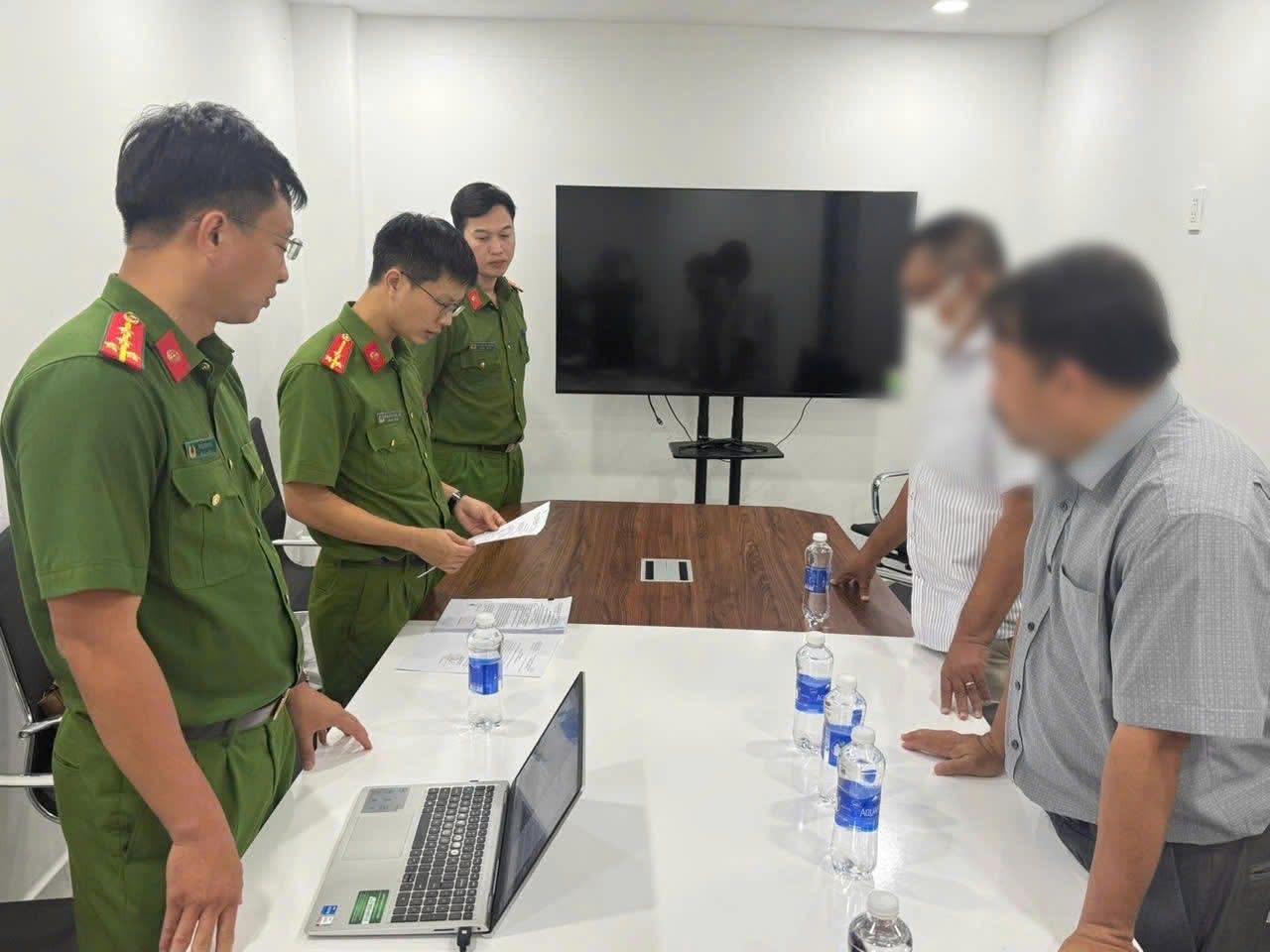 Phanh phui đường d&acirc;y l&agrave;m giả phiếu quan trắc m&ocirc;i trường, khởi tố 17 bị can - Ảnh 1.