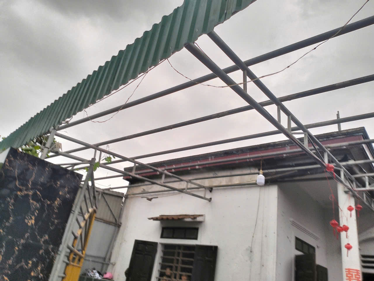 Lốc xo&aacute;y khiến hơn 30 nh&agrave; d&acirc;n ở H&agrave; Tĩnh bị tốc m&aacute;i, hư hỏng nặng - Ảnh 3.