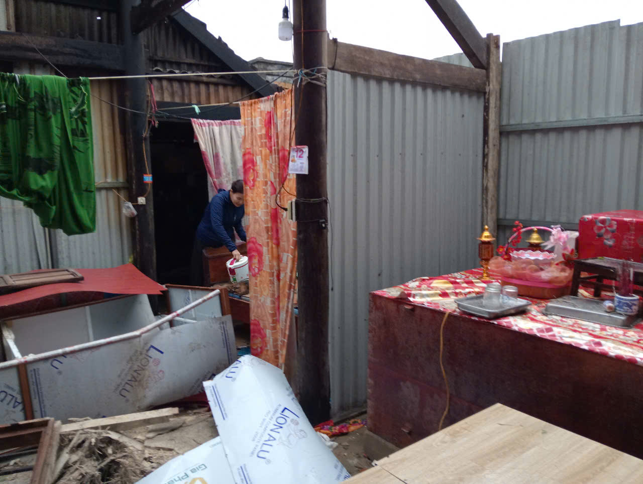 Lốc xo&aacute;y khiến hơn 30 nh&agrave; d&acirc;n ở H&agrave; Tĩnh bị tốc m&aacute;i, hư hỏng nặng - Ảnh 4.