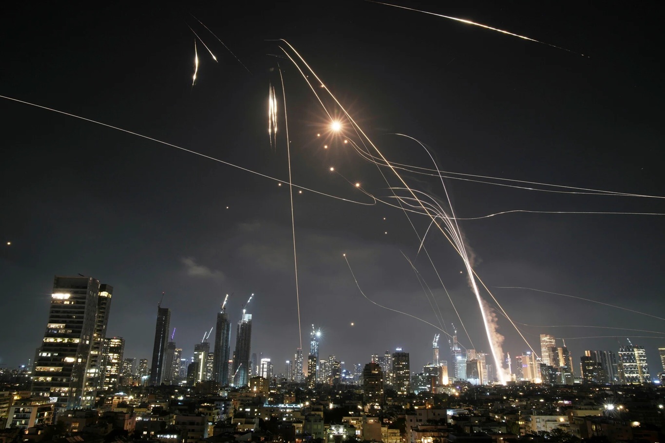 Iran phóng hàng trăm tên lửa vào Israel trong đêm, tuyên bố bắn hạ 2 chiếc F-35- Ảnh 2.
