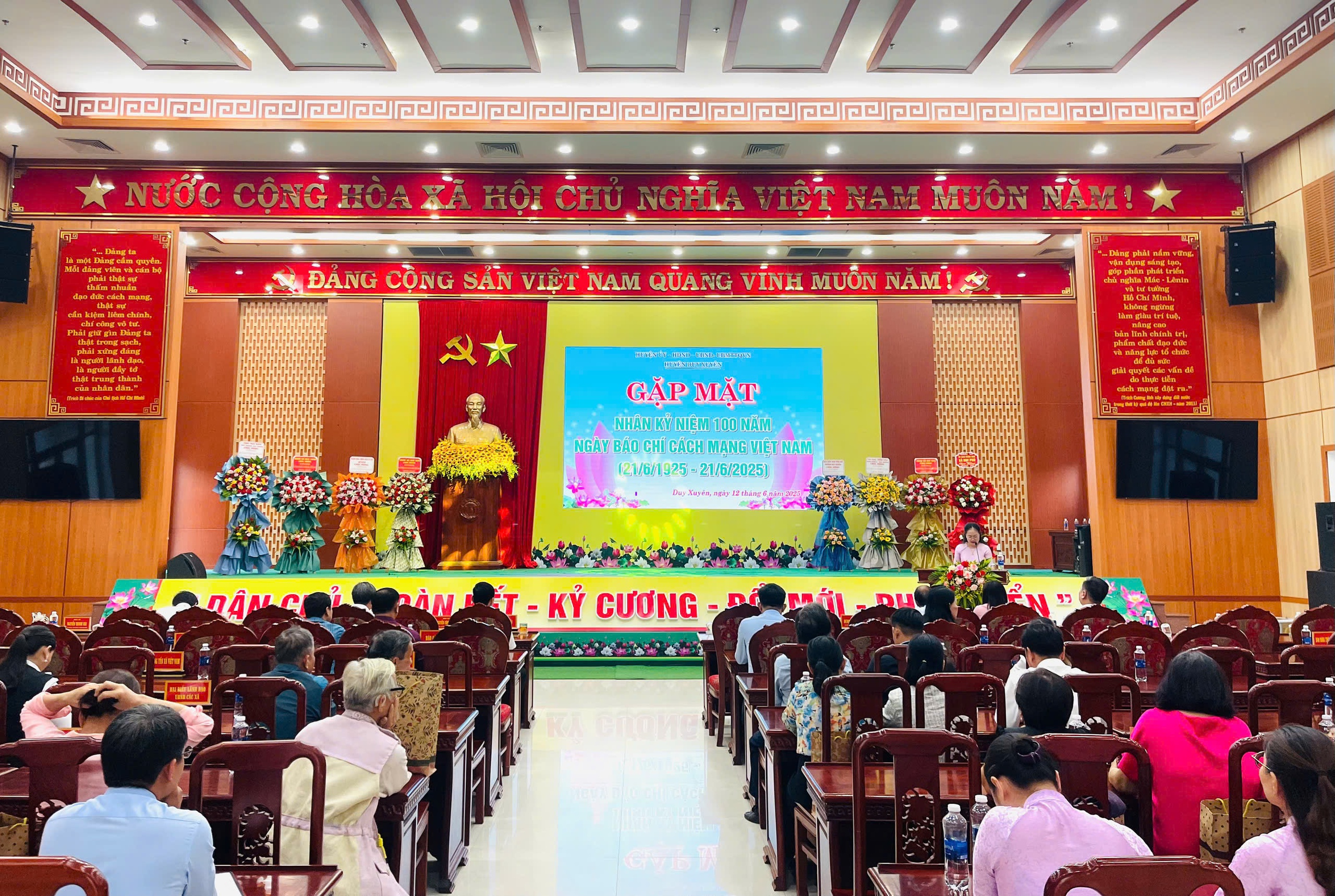 Huyện Duy Xuyên gặp mặt kỷ niệm 100 năm ngày Báo chí Cách mạng Việt Nam- Ảnh 1.