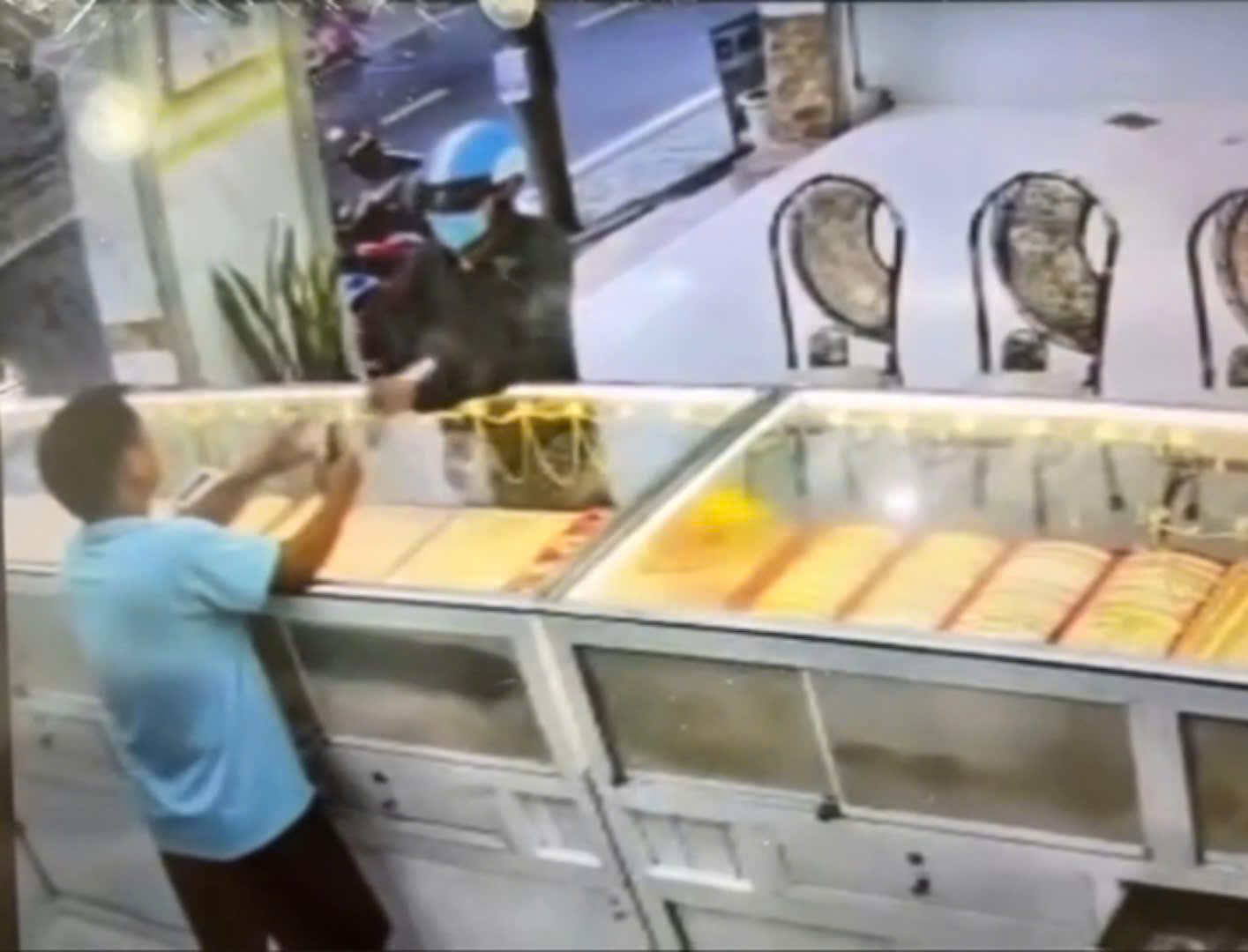 VIDEO: Đối tượng cướp vàng rồi bỏ chạy trong mưa- Ảnh 1.