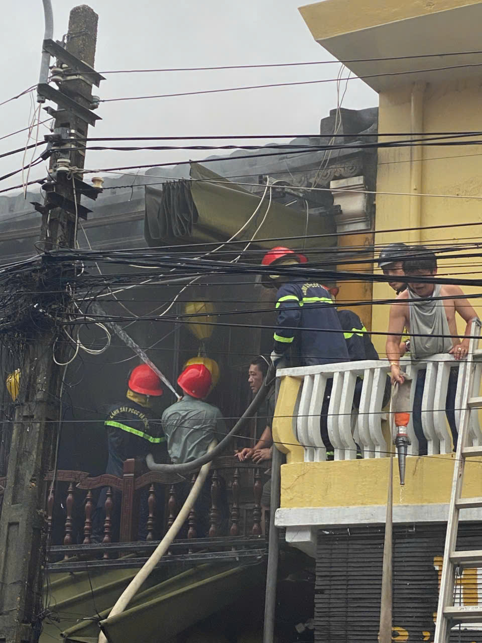 Kích hoạt hệ thống PCCC, kịp thời dập tắt vụ cháy nhà ở phố cổ Hội An - Ảnh 1.
