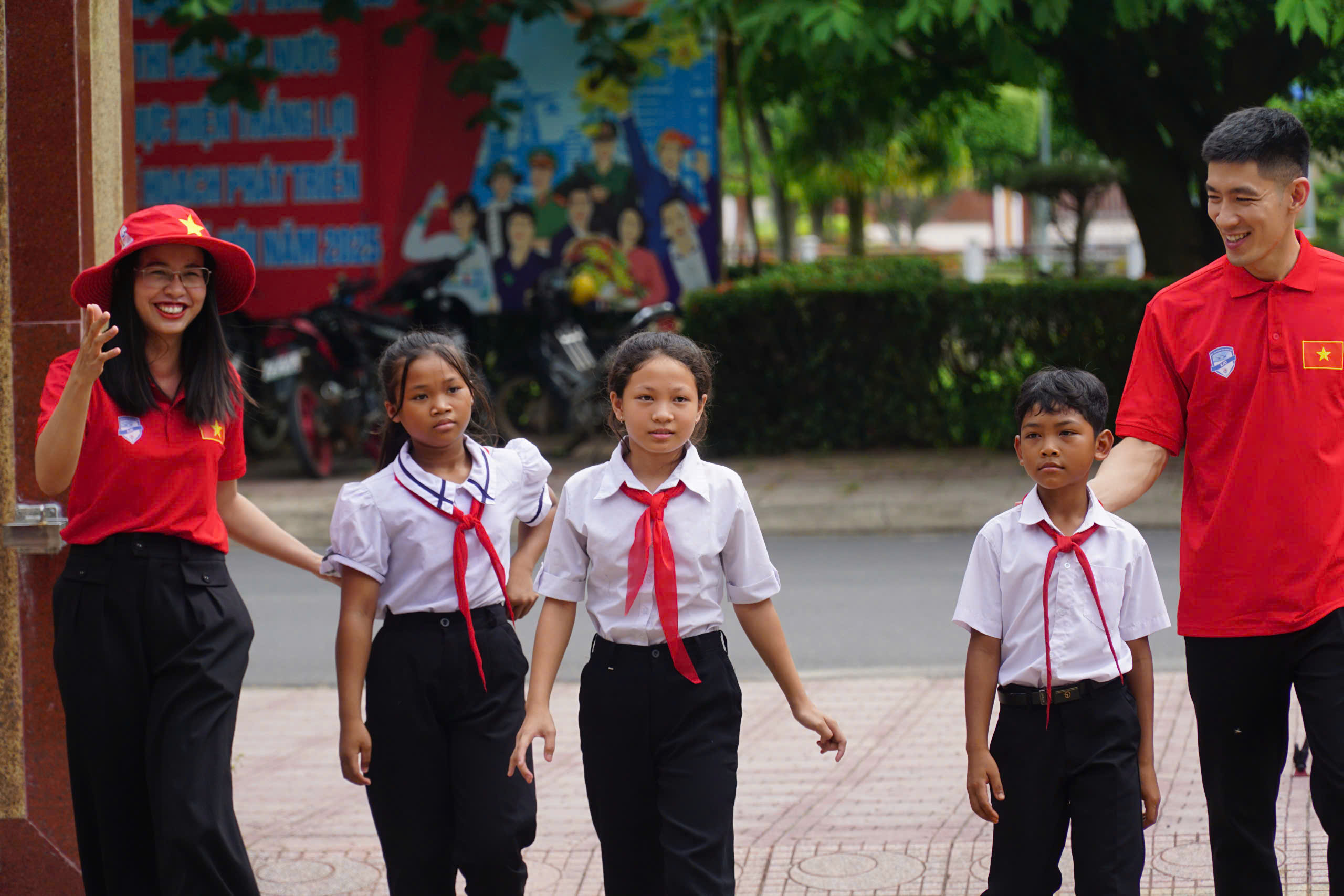 Chi hội Nh&agrave; b&aacute;o thường tr&uacute; Kh&aacute;nh H&ograve;a tiếp sức cho trẻ em ngh&egrave;o đến trường- Ảnh 1.
