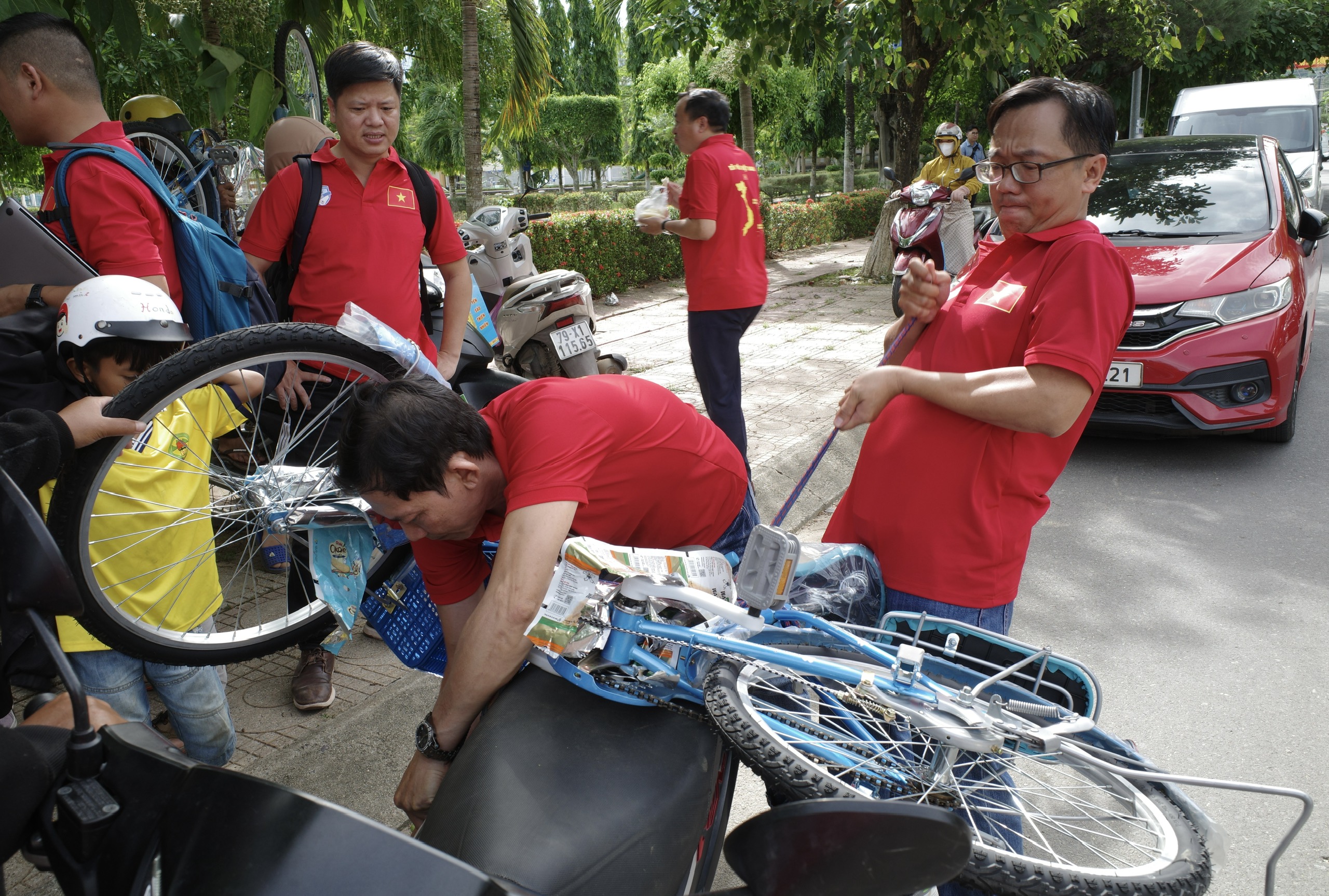 Chi hội Nh&agrave; b&aacute;o thường tr&uacute; Kh&aacute;nh H&ograve;a tiếp sức cho trẻ em ngh&egrave;o đến trường- Ảnh 6.