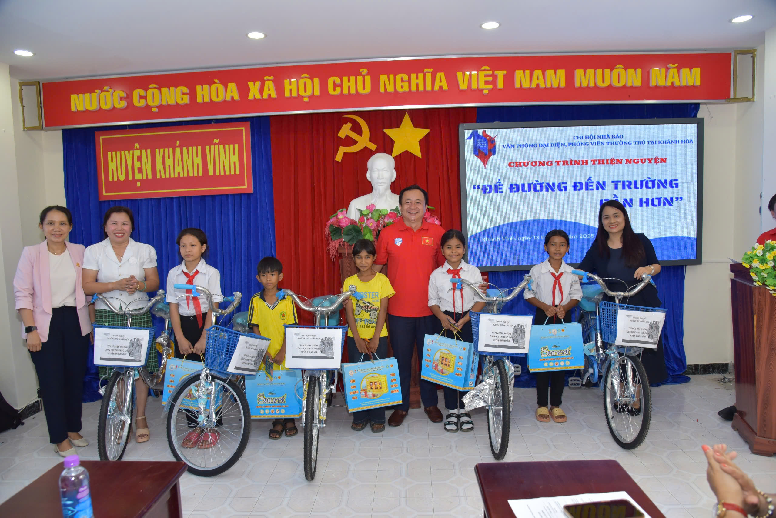 Chi hội Nh&agrave; b&aacute;o thường tr&uacute; Kh&aacute;nh H&ograve;a tiếp sức cho trẻ em ngh&egrave;o đến trường- Ảnh 3.
