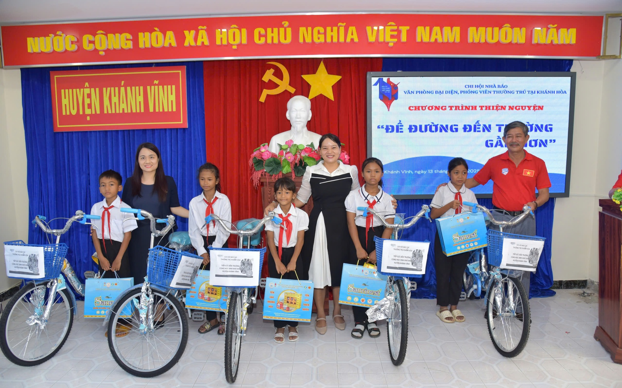 Chi hội Nhà báo thường trú Khánh Hòa tiếp sức cho trẻ em nghèo đến trường