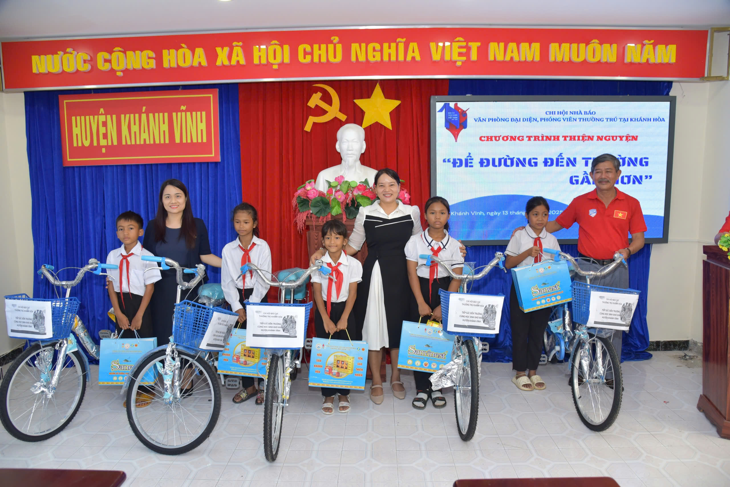 Chi hội Nh&agrave; b&aacute;o thường tr&uacute; Kh&aacute;nh H&ograve;a tiếp sức cho trẻ em ngh&egrave;o đến trường- Ảnh 2.