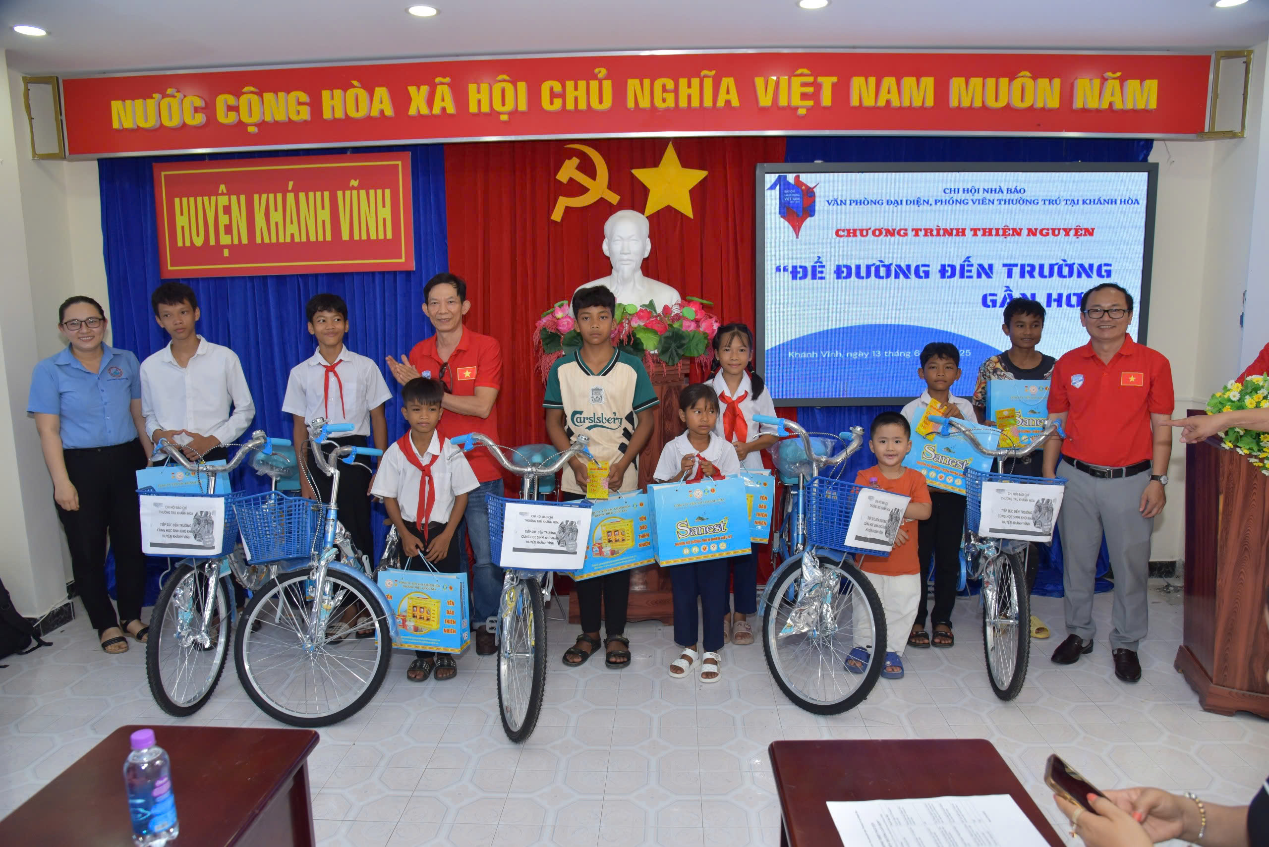 Chi hội Nh&agrave; b&aacute;o thường tr&uacute; Kh&aacute;nh H&ograve;a tiếp sức cho trẻ em ngh&egrave;o đến trường- Ảnh 4.