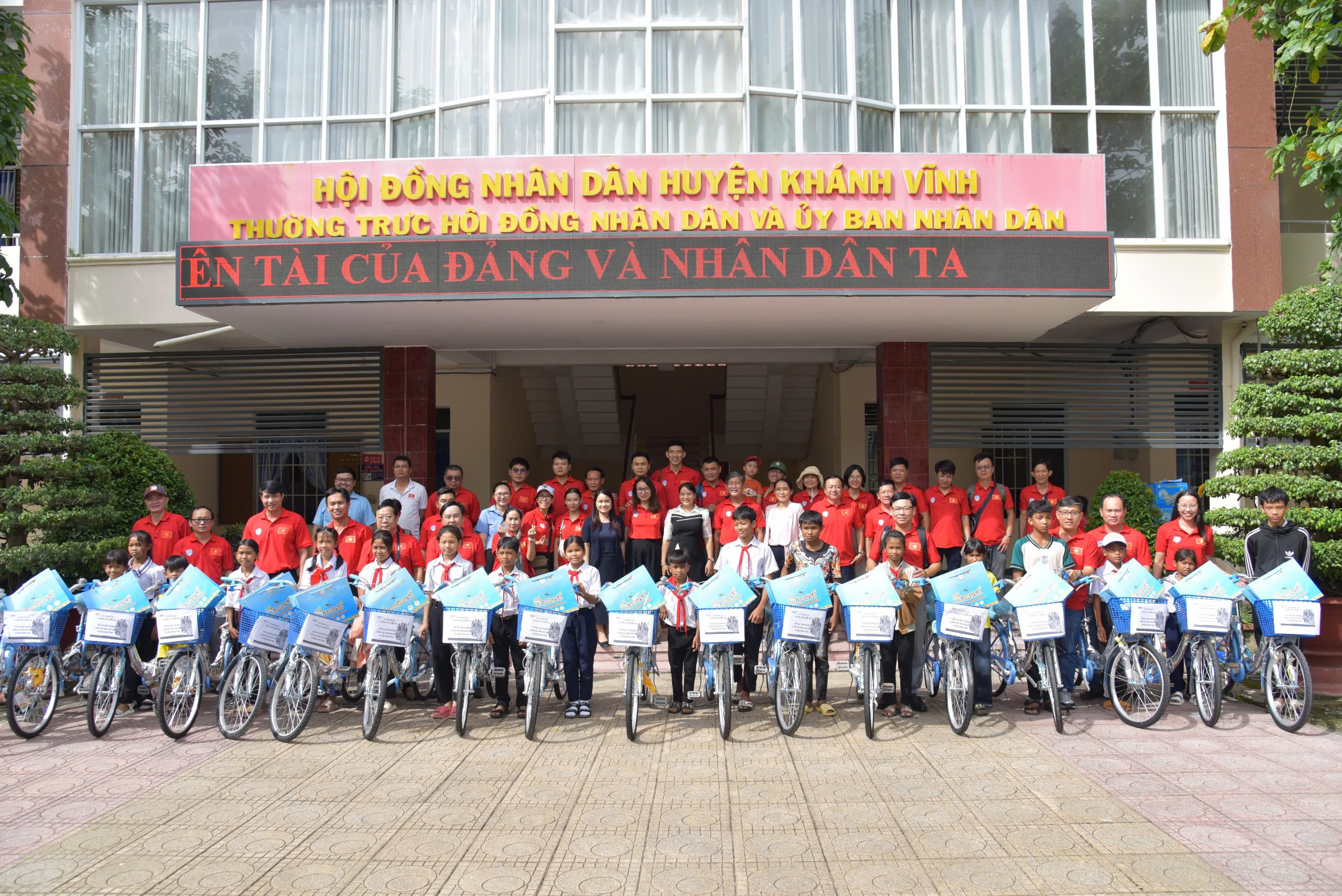 Chi hội Nh&agrave; b&aacute;o thường tr&uacute; Kh&aacute;nh H&ograve;a tiếp sức cho trẻ em ngh&egrave;o đến trường- Ảnh 5.