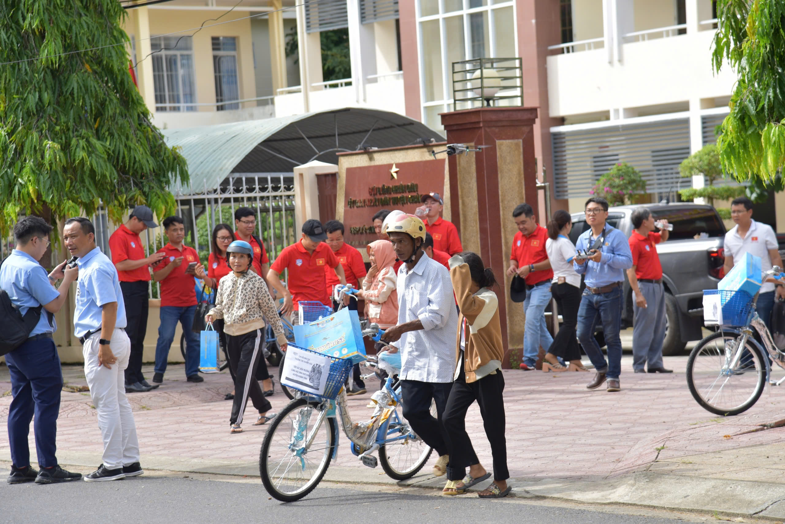 Chi hội Nh&agrave; b&aacute;o thường tr&uacute; Kh&aacute;nh H&ograve;a tiếp sức cho trẻ em ngh&egrave;o đến trường- Ảnh 7.