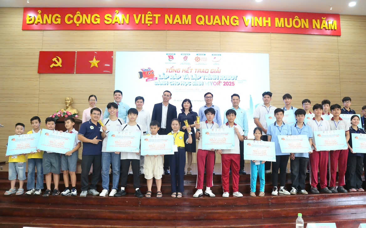 Trao hơn 50 giải thưởng cho học sinh lập trình robot