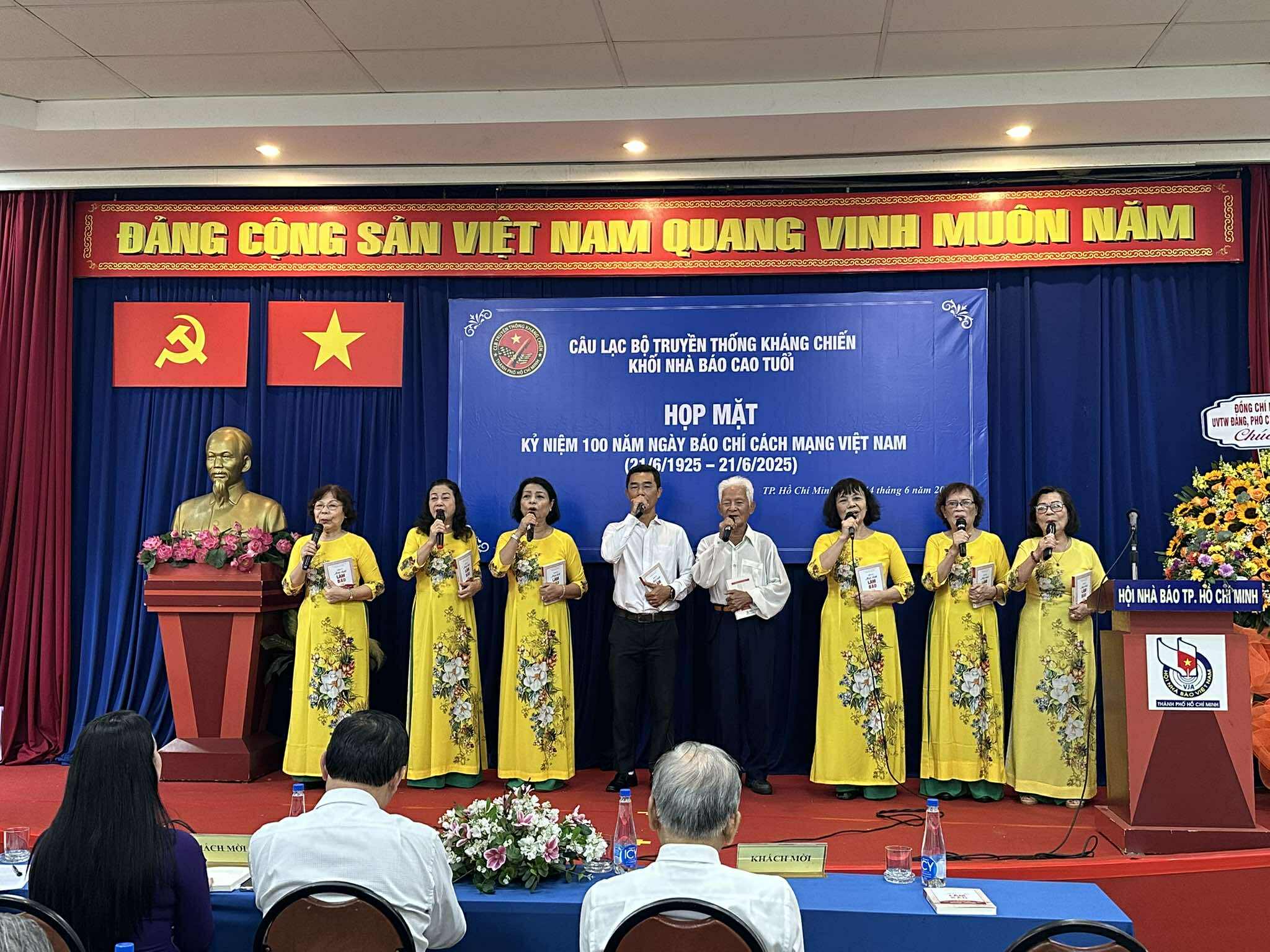 Hát then, múa gáo dừa đầy cảm xúc trong ngày họp mặt Khối các nhà báo cao tuổi TP HCM - Ảnh 5.