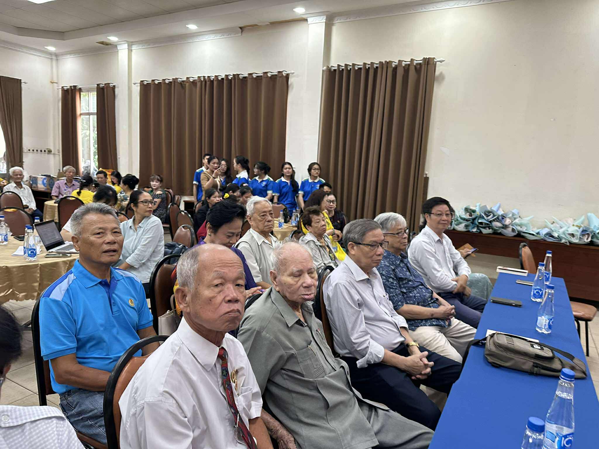 Hát then, múa gáo dừa đầy cảm xúc trong ngày họp mặt Khối các nhà báo cao tuổi TP HCM - Ảnh 2.