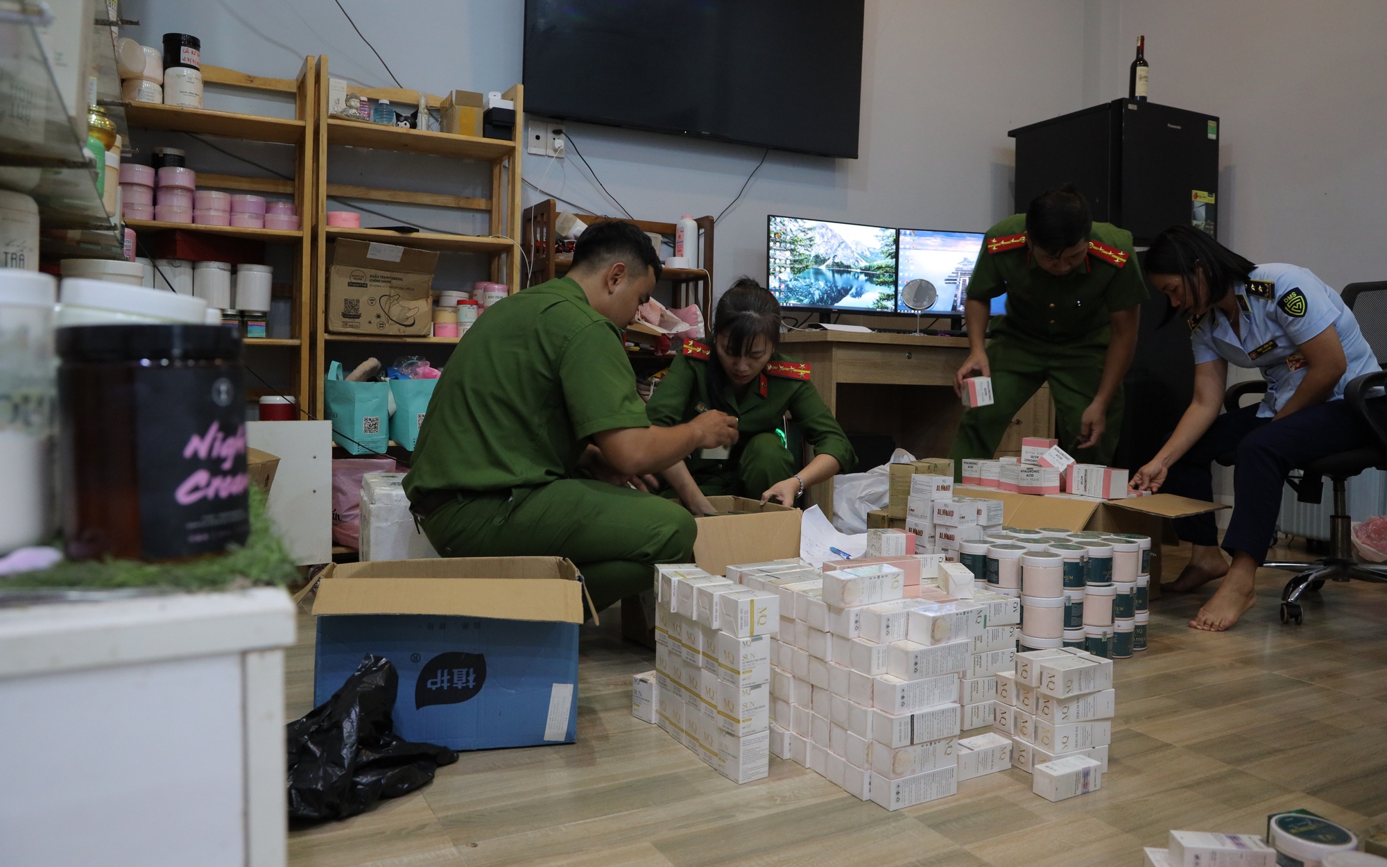 Phát hiện đường dây sử dụng hoá chất sản xuất mỹ phẩm giả tuồn ra thị trường