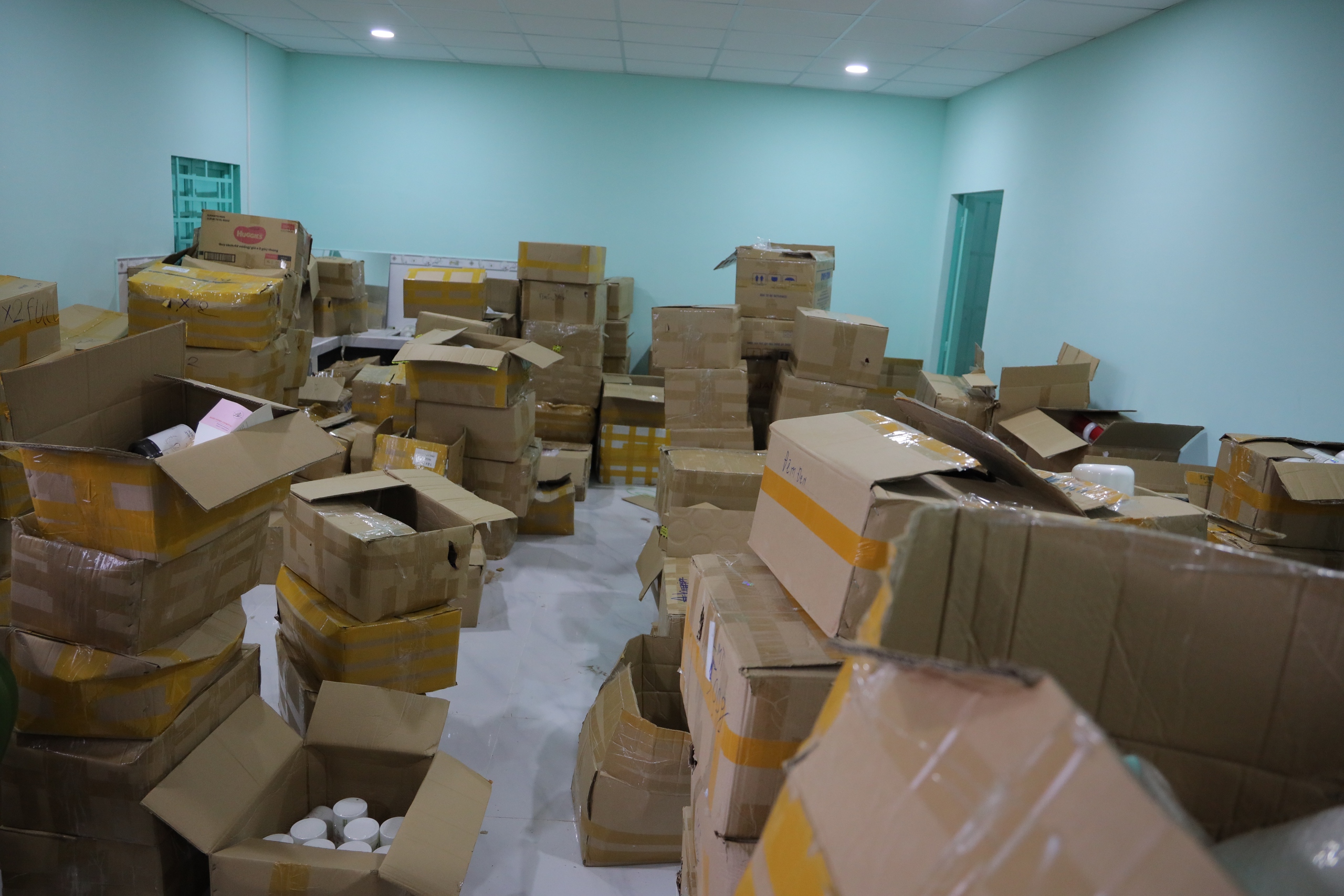 Phát hiện đường dây sử dụng hoá chất sản xuất mỹ phẩm giả tuồn ra thị trường- Ảnh 2.
