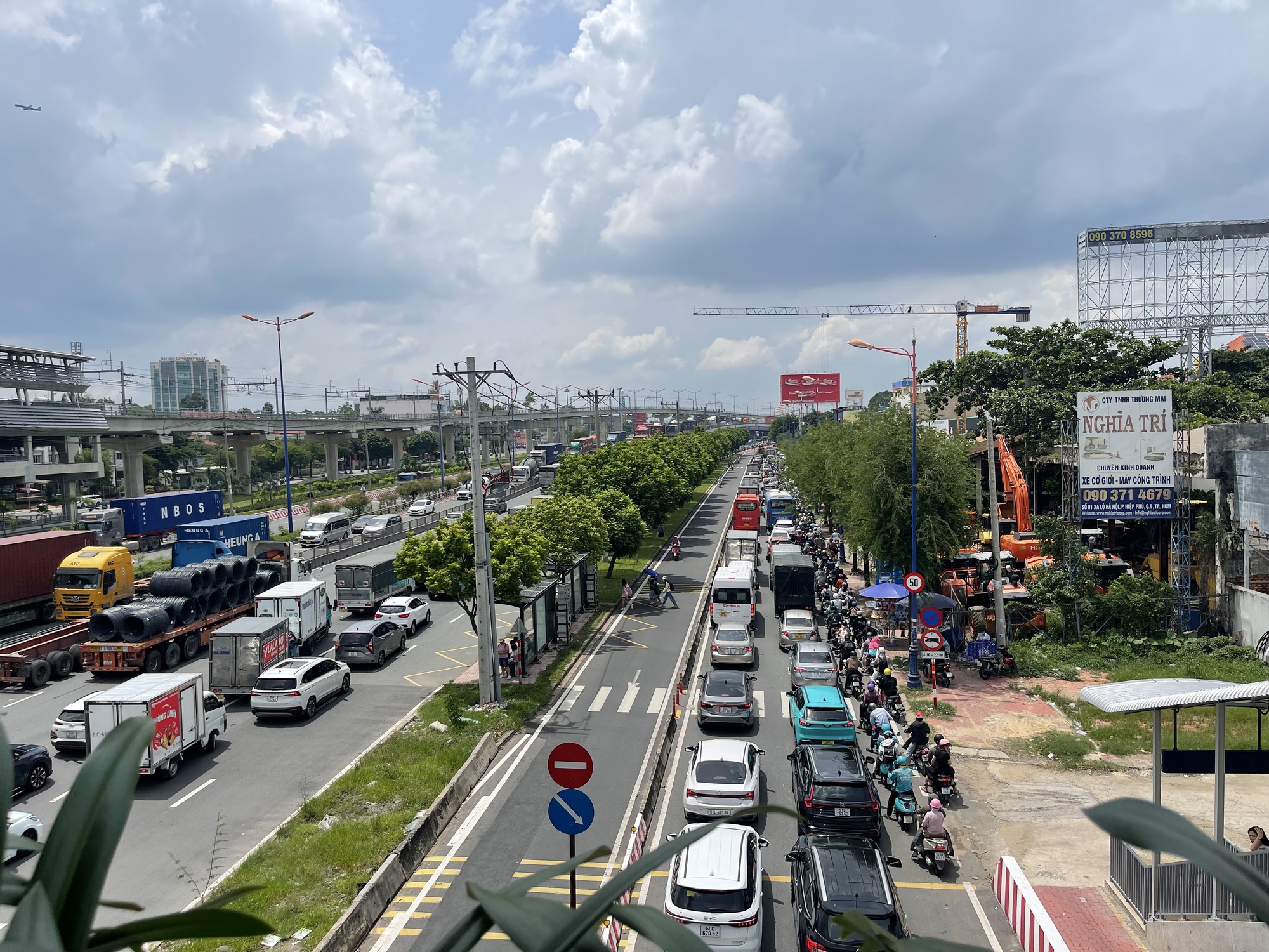 Trưa 14-6, xảy ra &ugrave;n ứ giao th&ocirc;ng nghi&ecirc;m trọng ở TP Thủ Đức- Ảnh 4.