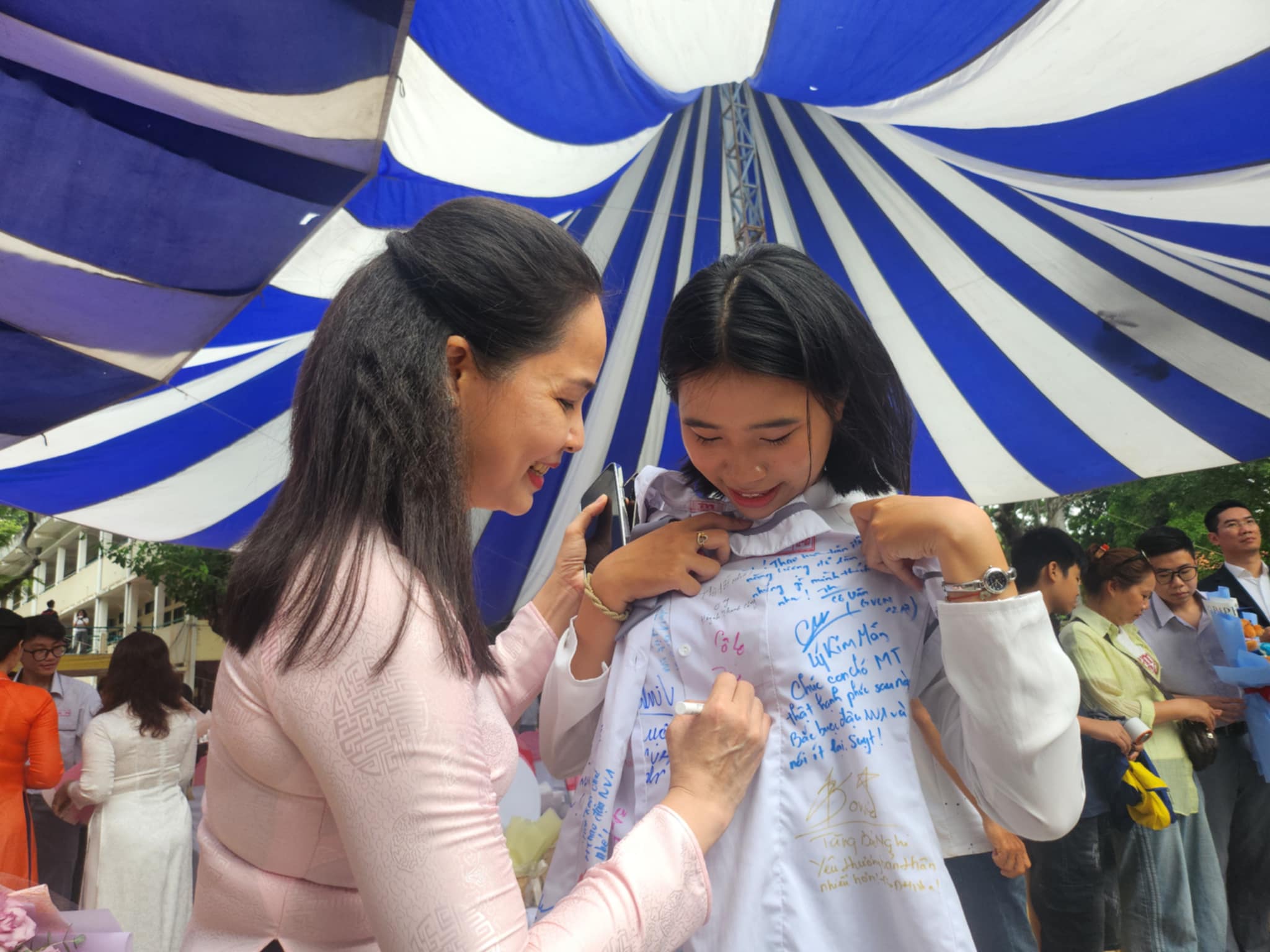 C&ocirc; hiệu trưởng n&oacute;i với học sinh lớp 12: Chỉ cần "xanh" đ&atilde; l&agrave; một c&aacute;ch để sống đẹp. - Ảnh 3.