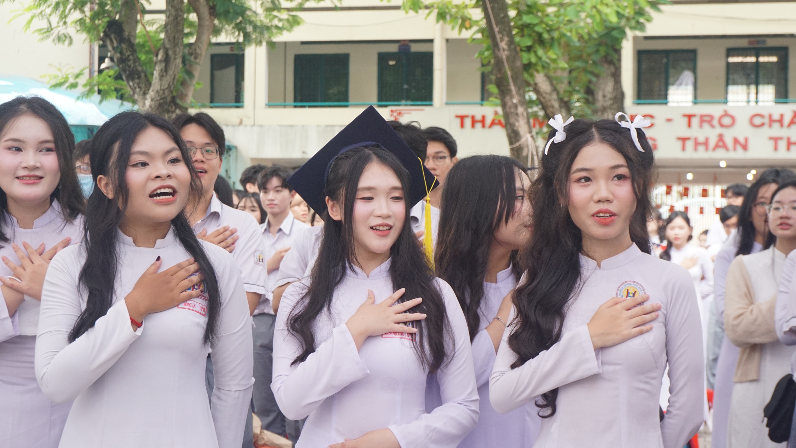 C&ocirc; hiệu trưởng n&oacute;i với học sinh lớp 12: Chỉ cần "xanh" đ&atilde; l&agrave; một c&aacute;ch để sống đẹp. - Ảnh 4.