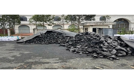 Phát hiện hàng hóa không rõ nguồn gốc trong 2 xe đầu kéo biển số TP HCM