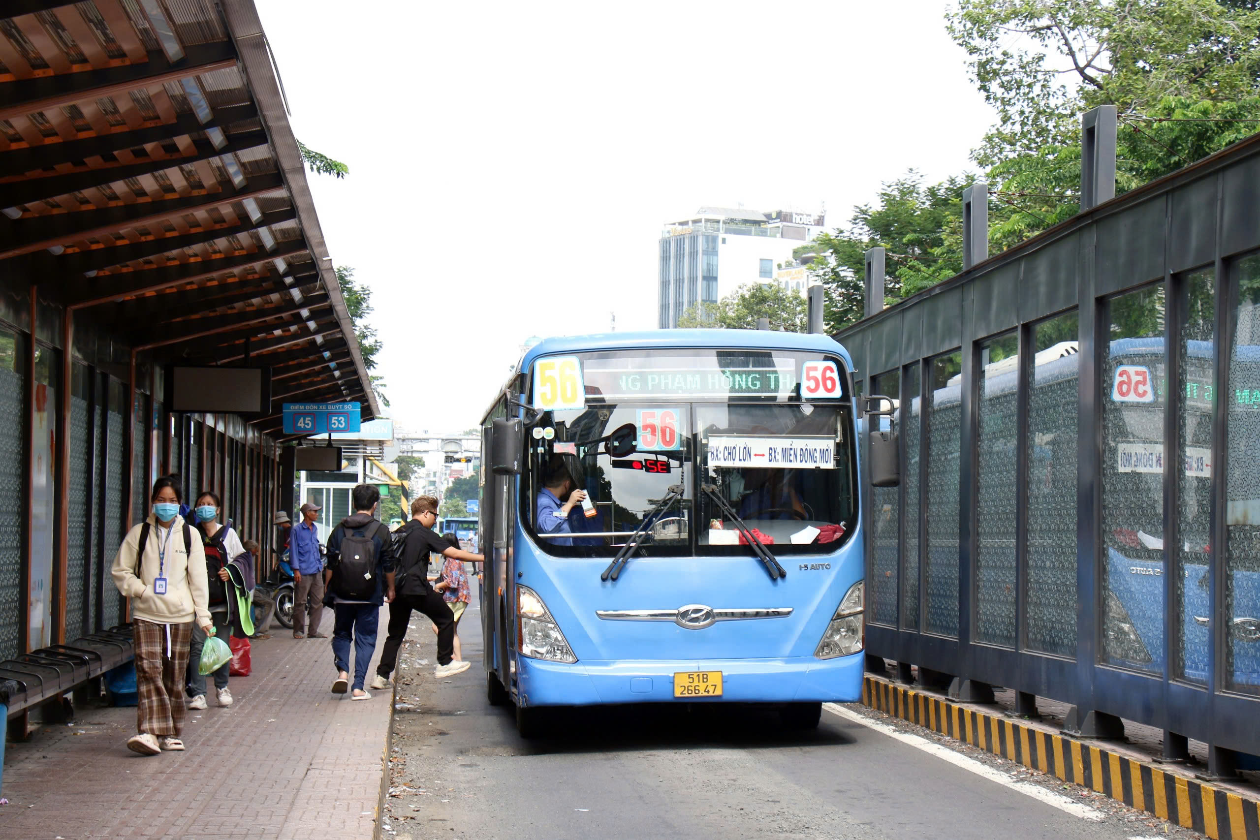 Người dân sắp được đi xe buýt miễn phí trên 28 tuyến - Ảnh 1.