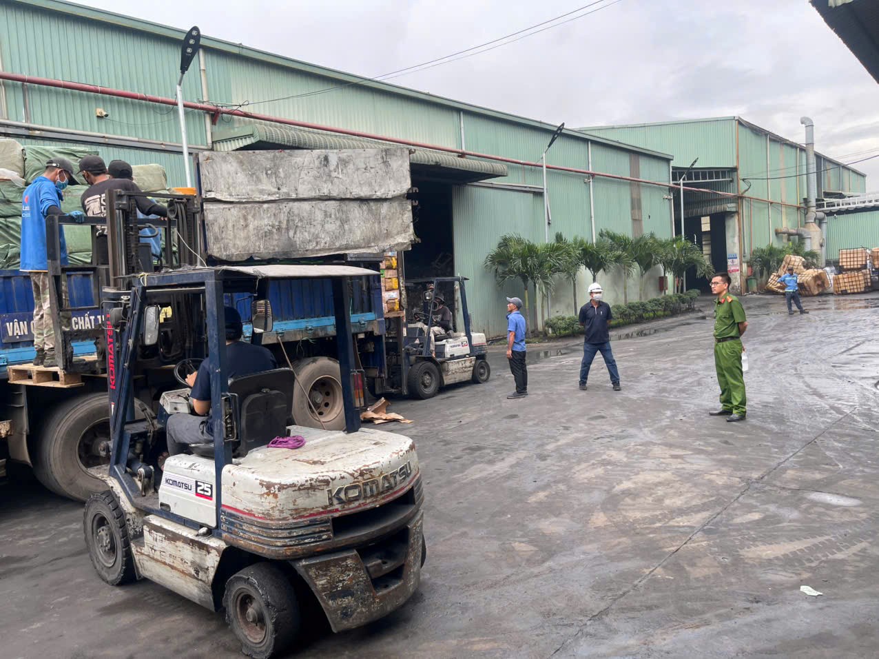 H&igrave;nh ảnh hơn 30 tấn v&uacute; heo, dồi trường, g&agrave; ủ muối &ldquo;bẩn&rdquo; của một cơ sở kinh doanh - Ảnh 3.