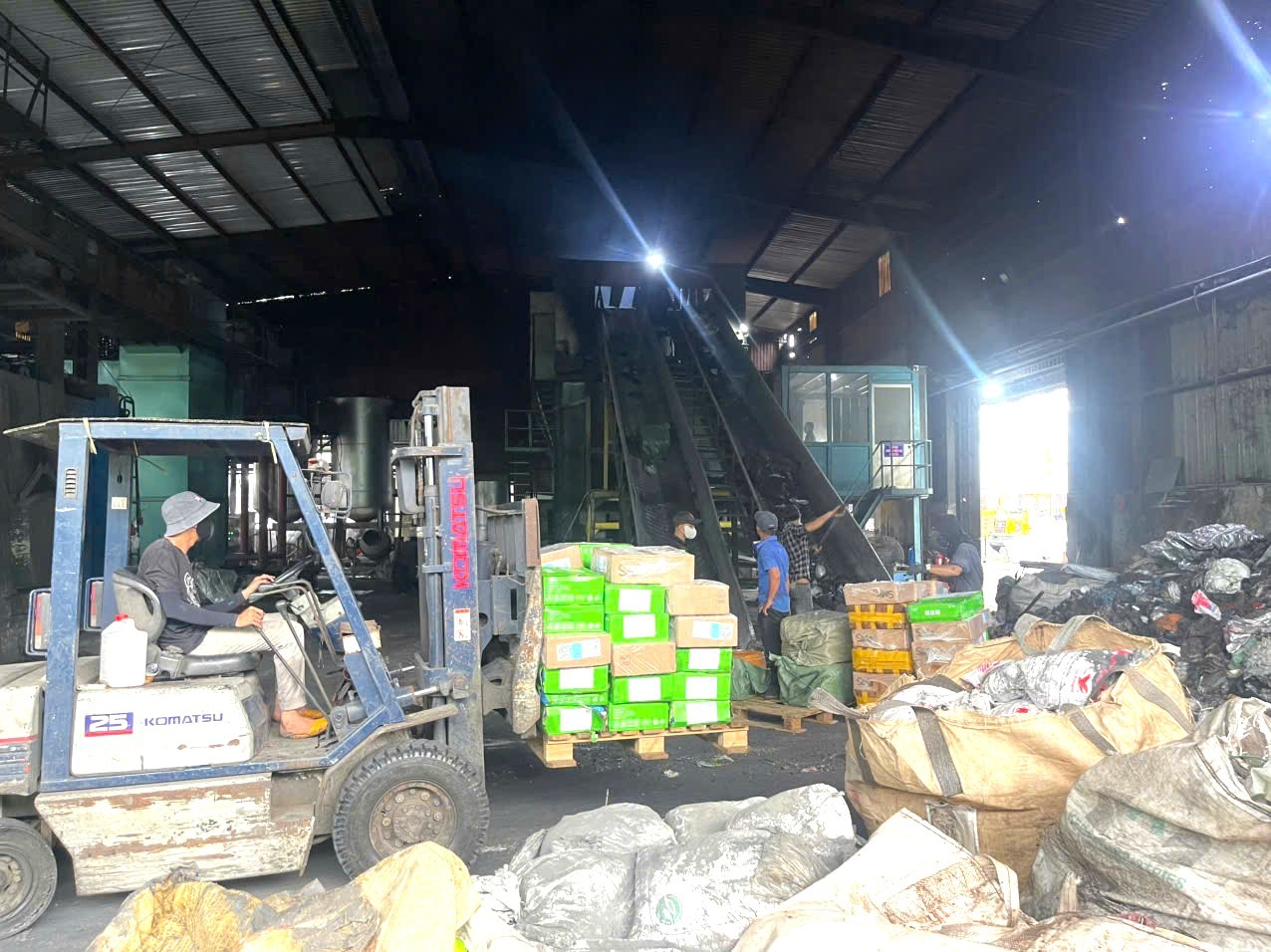 H&igrave;nh ảnh hơn 30 tấn v&uacute; heo, dồi trường, g&agrave; ủ muối &ldquo;bẩn&rdquo; của một cơ sở kinh doanh - Ảnh 2.