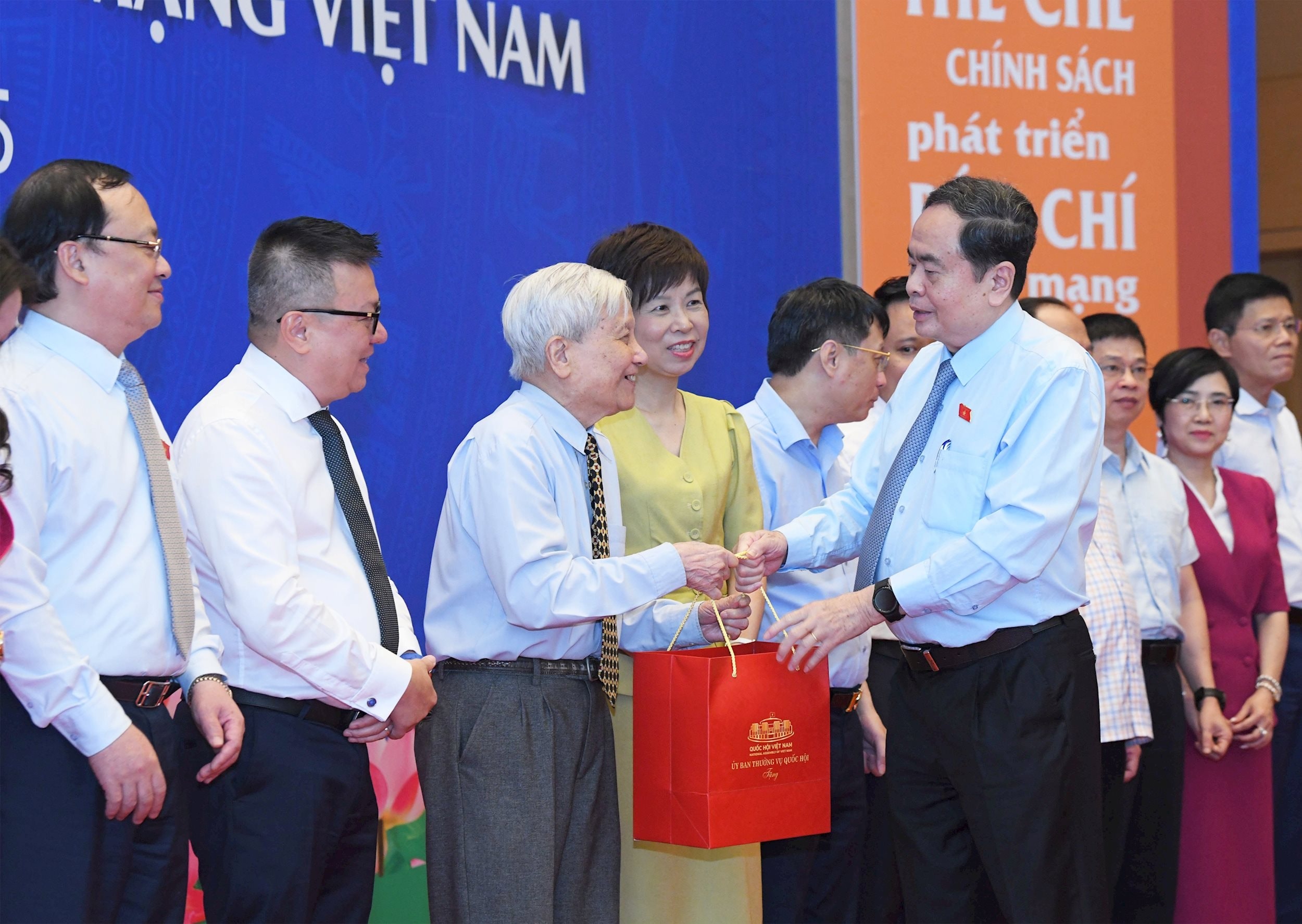 B&aacute;o ch&iacute; gi&uacute;p Quốc hội đến gần hơn với nh&acirc;n d&acirc;n- Ảnh 1.
