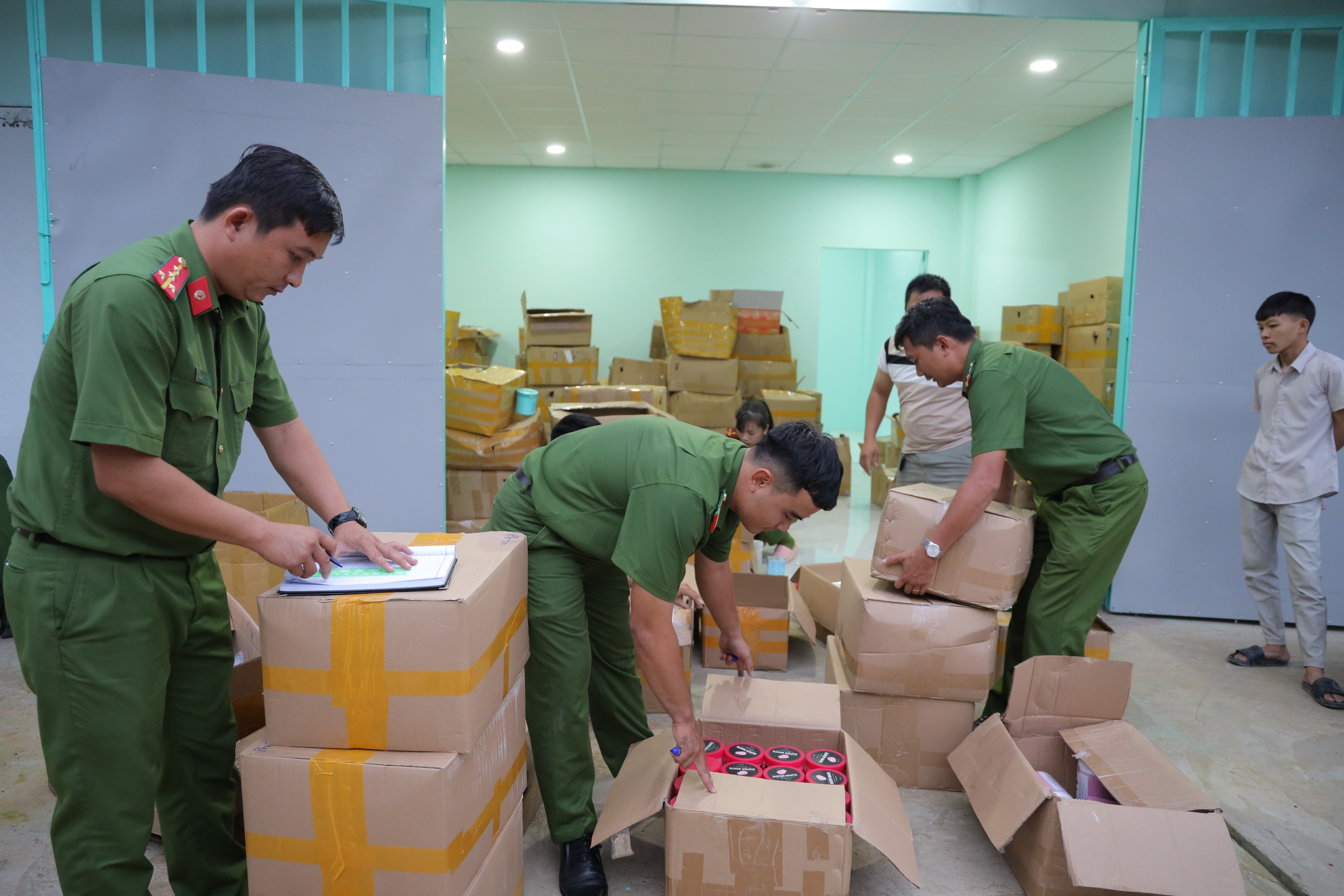 Phát hiện đường dây sử dụng hoá chất sản xuất mỹ phẩm giả tuồn ra thị trường- Ảnh 3.
