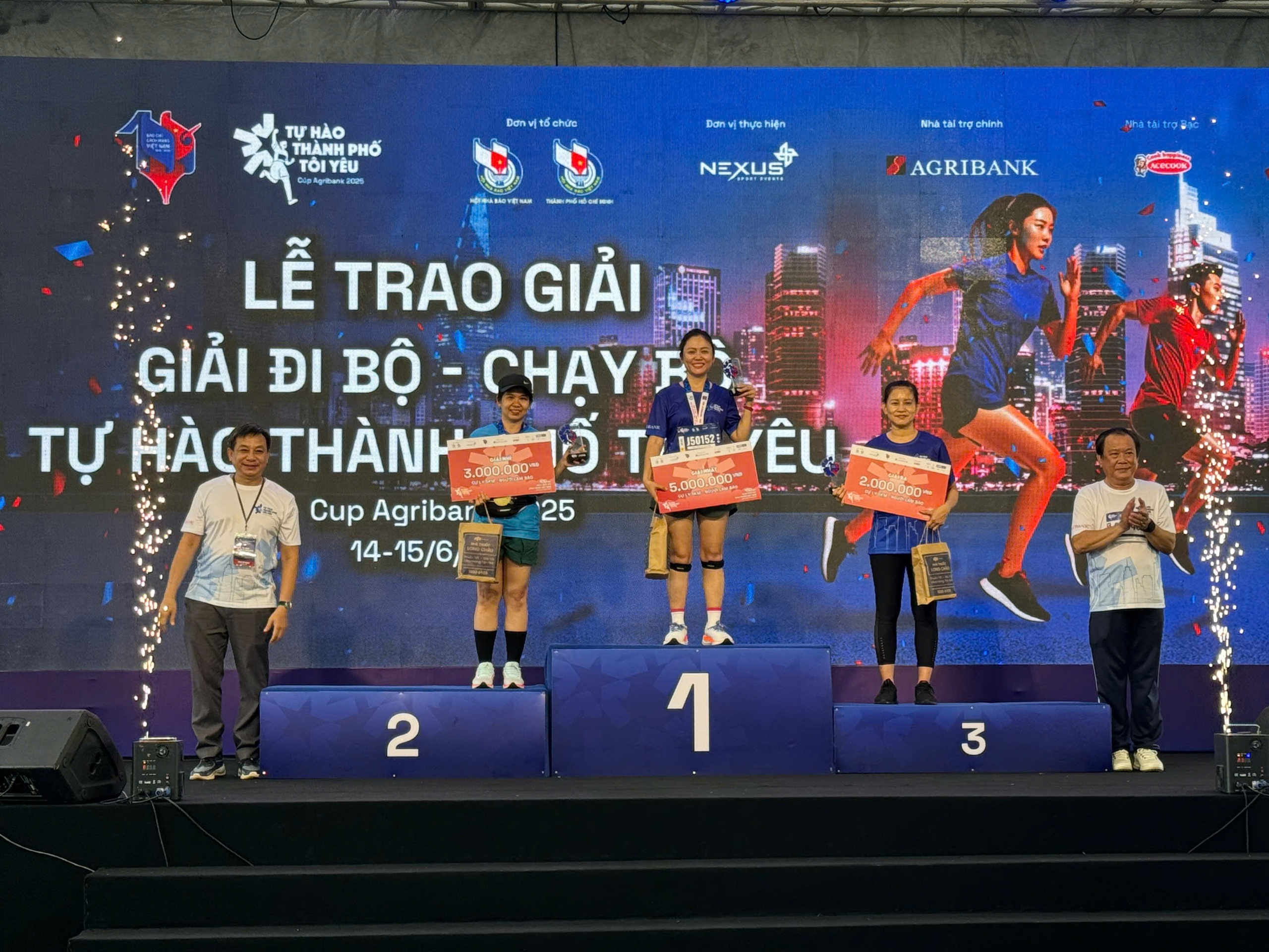 Gần 1.000 người l&agrave;m b&aacute;o tham gia giải chạy "Tự h&agrave;o Th&agrave;nh phố t&ocirc;i y&ecirc;u" - Ảnh 3.