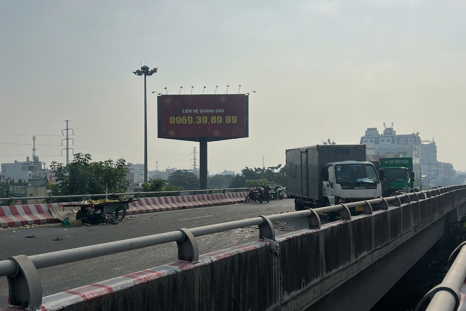 Tai nạn nghi&ecirc;m trọng tr&ecirc;n cầu B&igrave;nh Lợi, TP Thủ Đức- Ảnh 1.