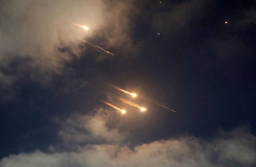 Iran tuyên bố bắn hạ tiêm kích F-35 thứ 3, Israel bác bỏ - Ảnh 1.