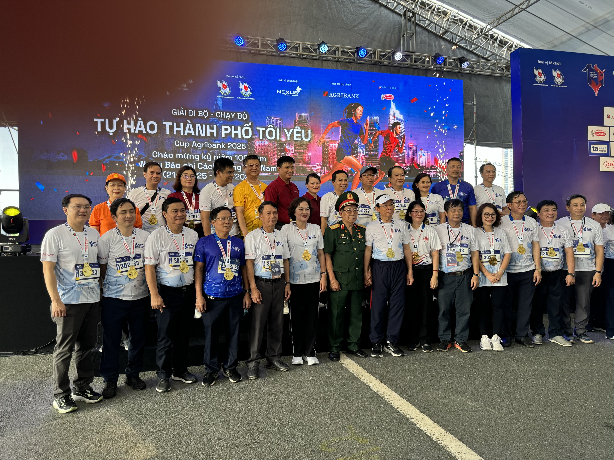 Gần 1.000 người l&agrave;m b&aacute;o tham gia giải chạy "Tự h&agrave;o Th&agrave;nh phố t&ocirc;i y&ecirc;u" - Ảnh 6.