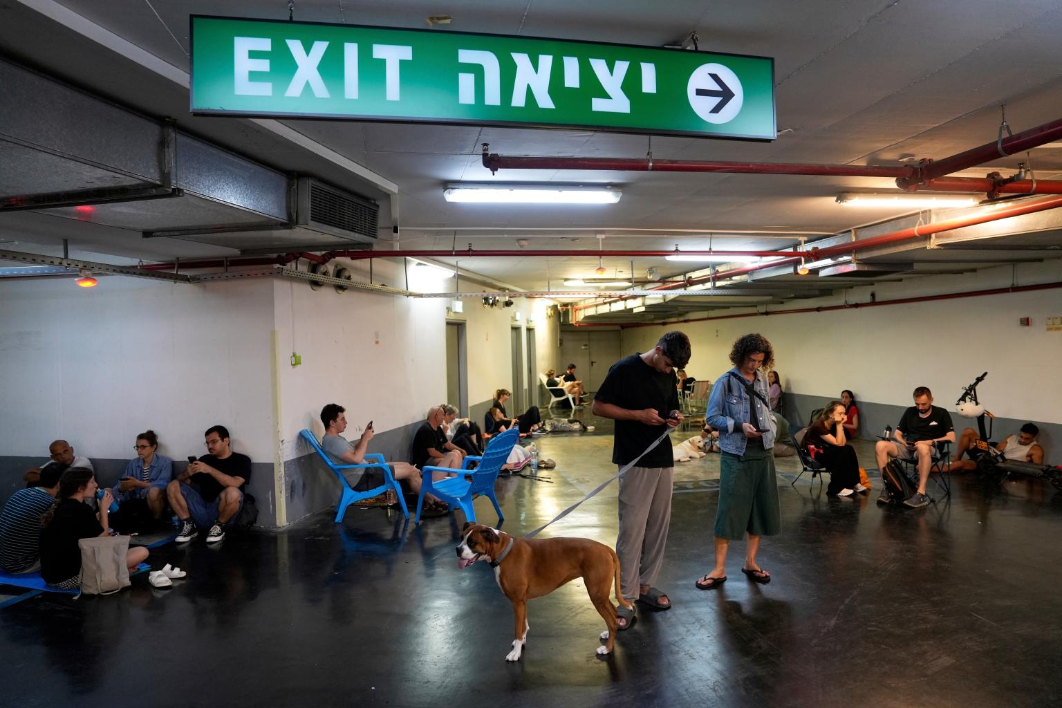 Người d&acirc;n tr&uacute; ẩn khi tiếng c&ograve;i b&aacute;o động về đ&aacute;m ch&aacute;y lan tới ở Tel Aviv h&ocirc;m 15-6. Ảnh: AP