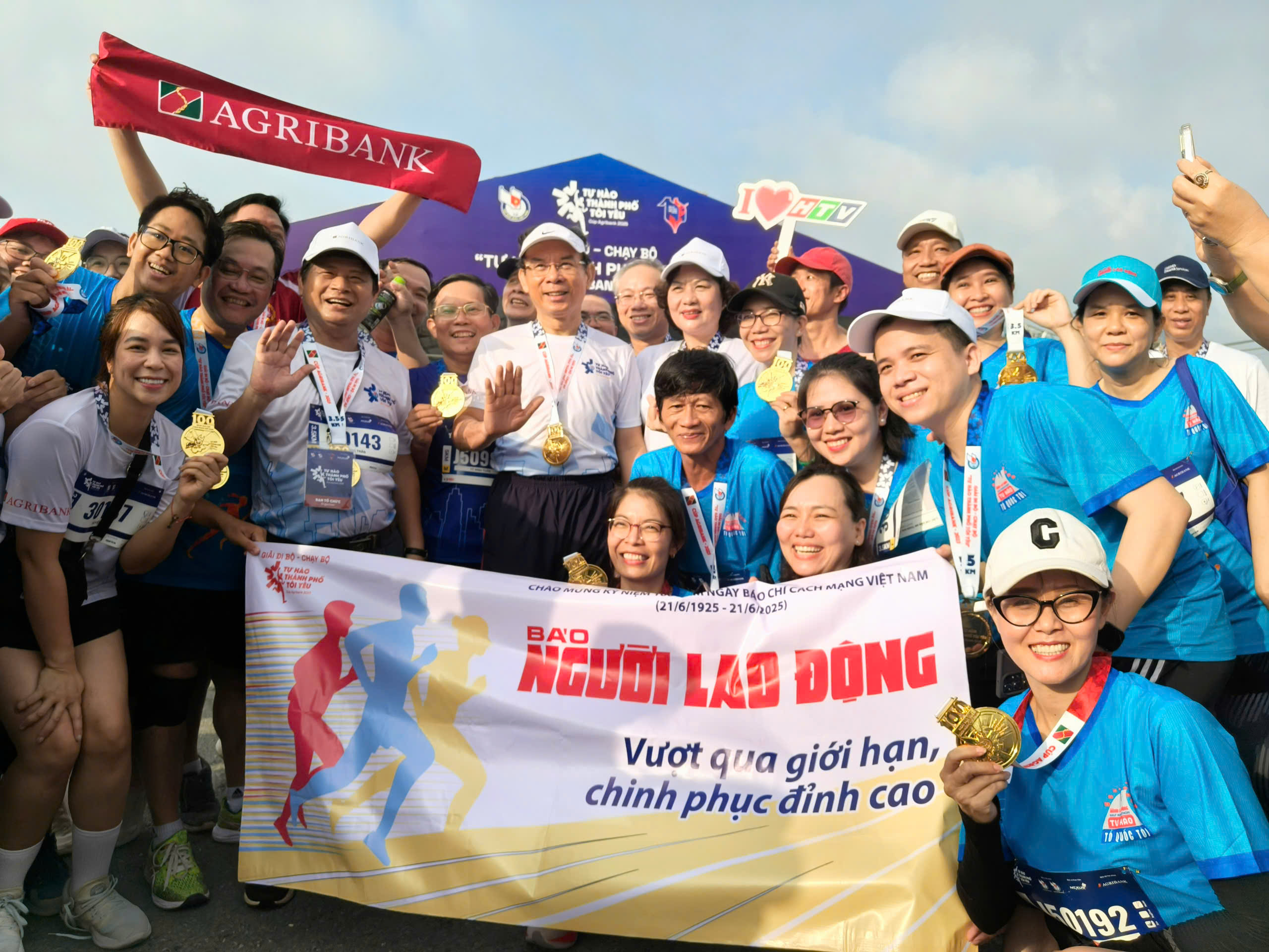 Gần 1.000 người l&agrave;m b&aacute;o tham gia giải chạy "Tự h&agrave;o Th&agrave;nh phố t&ocirc;i y&ecirc;u" - Ảnh 5.