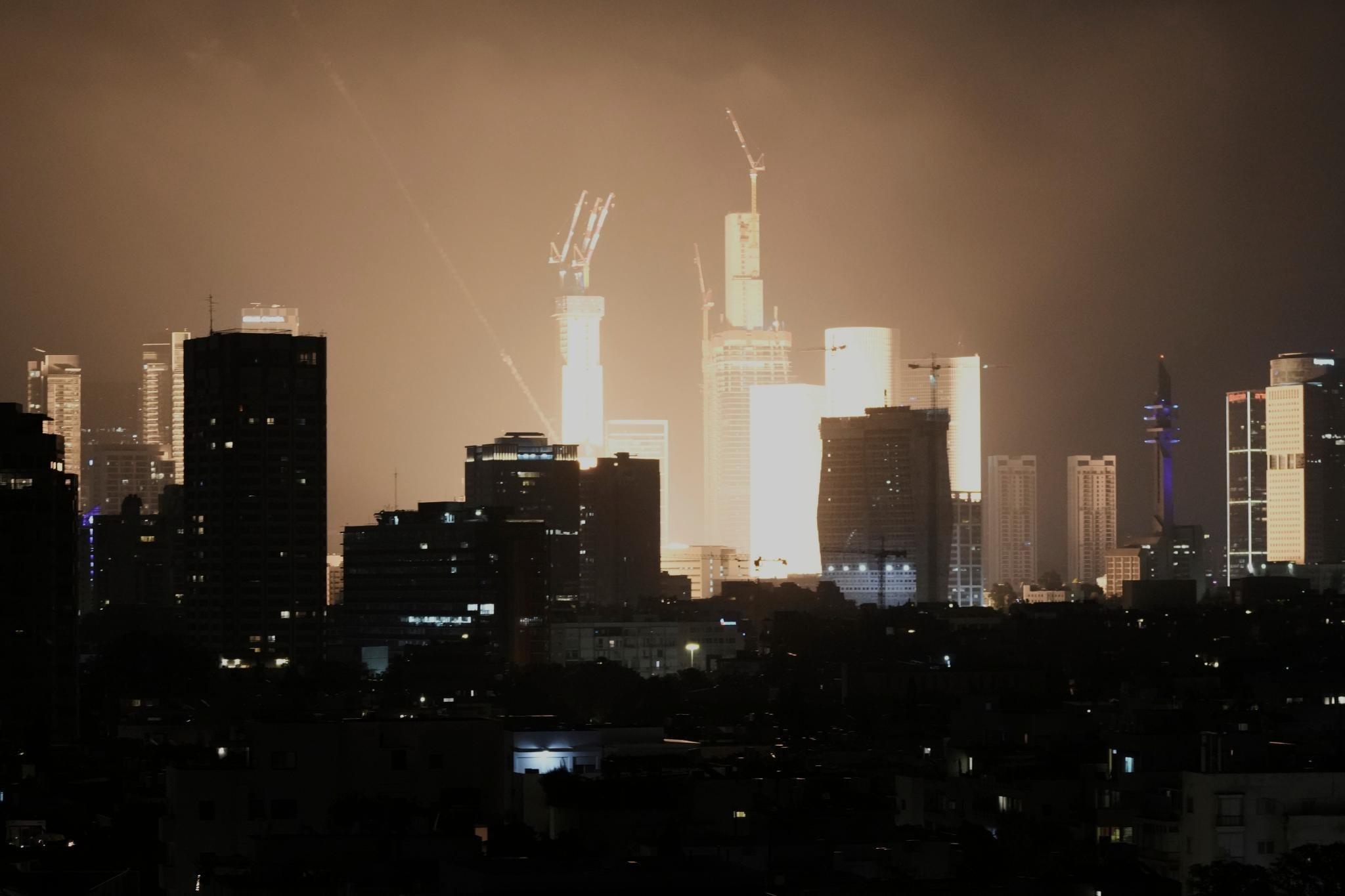 Iran xuyên thủng phòng không đa tầng của Israel bằng tên lửa "không thể đánh chặn"?- Ảnh 1.