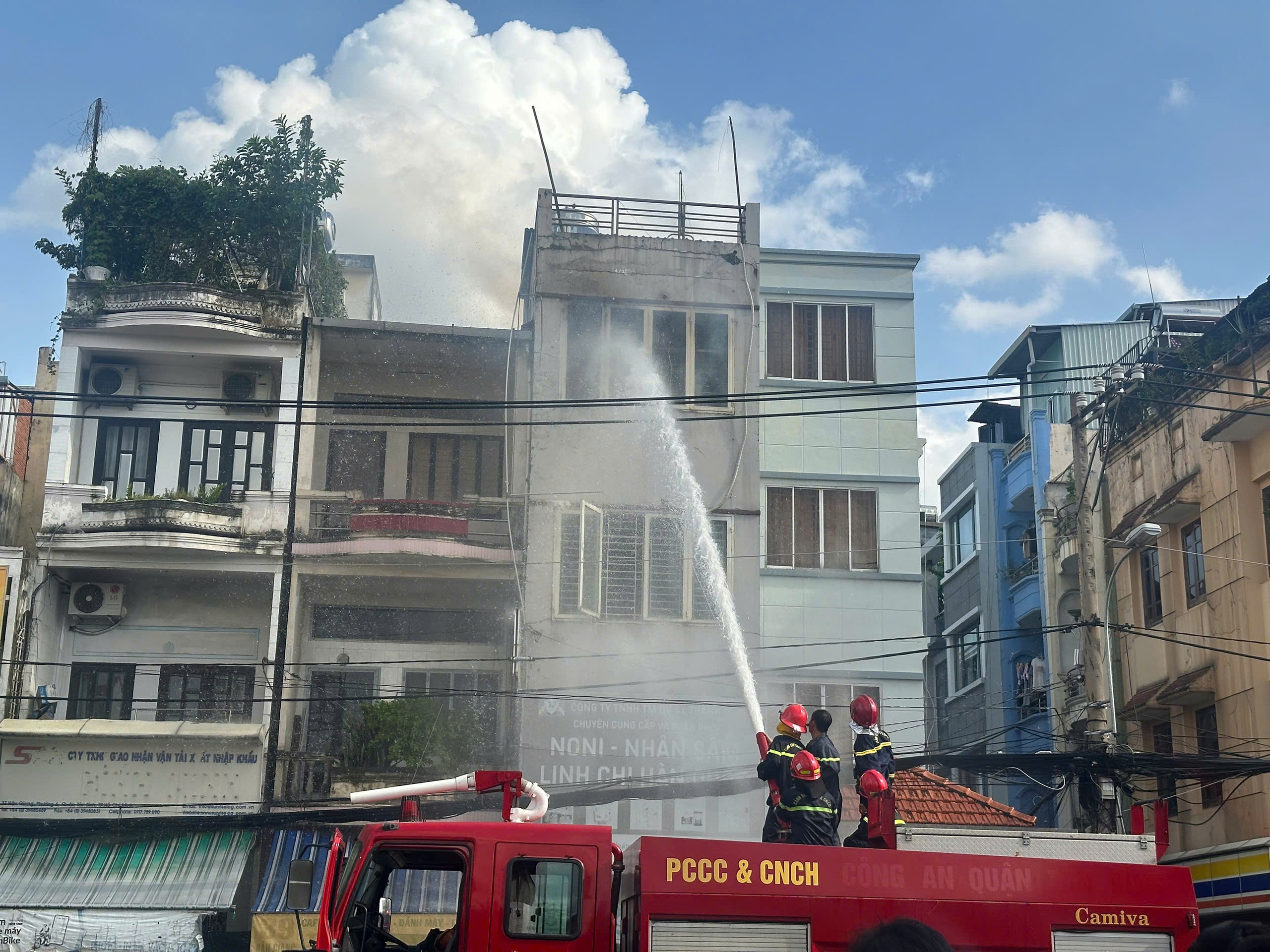 Phong toả phục vụ chữa ch&aacute;y căn nh&agrave; chuy&ecirc;n b&aacute;n s&acirc;m ở TP HCM- Ảnh 2.