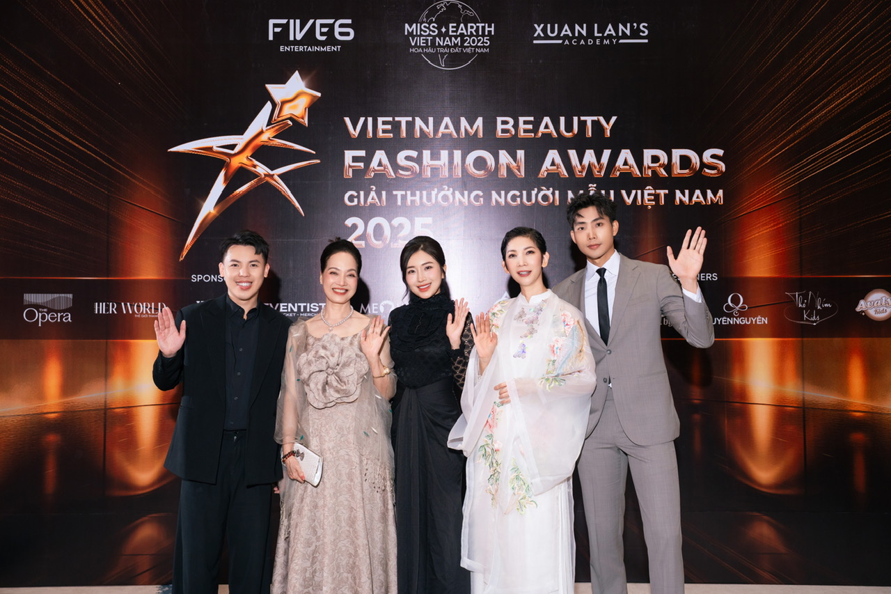Siêu mẫu Võ Hoàng Yến nhận giải Người mẫu cống hiến của năm
- Ảnh 5.