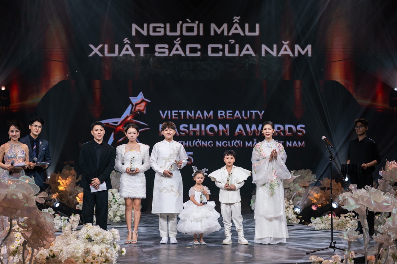 Siêu mẫu Võ Hoàng Yến nhận giải Người mẫu cống hiến của năm
- Ảnh 3.