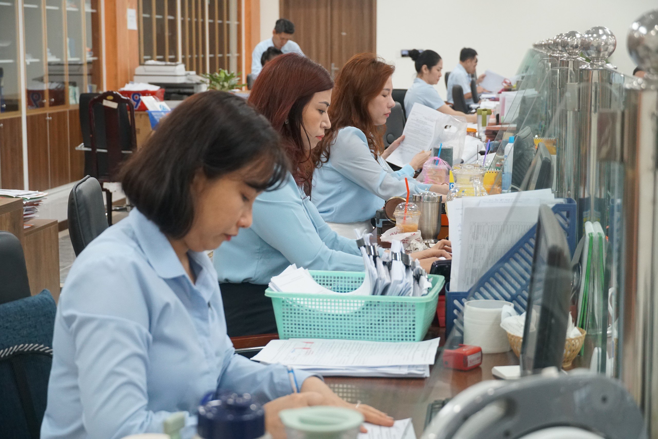 Tiền thưởng của c&ocirc;ng chức, vi&ecirc;n chức sau khi tổ chức ch&iacute;nh quyền 2 cấp thực hiện ra sao? - Ảnh 1.