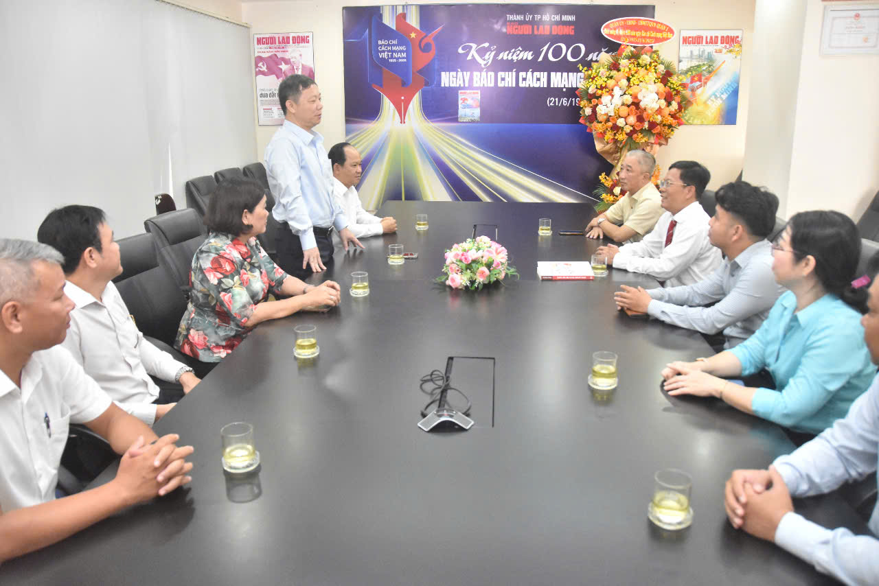 Nhiều đơn vị đến chúc mừng Báo Người Lao Động nhân kỷ niệm 100 năm Báo chí cách mạng Việt Nam - Ảnh 1.