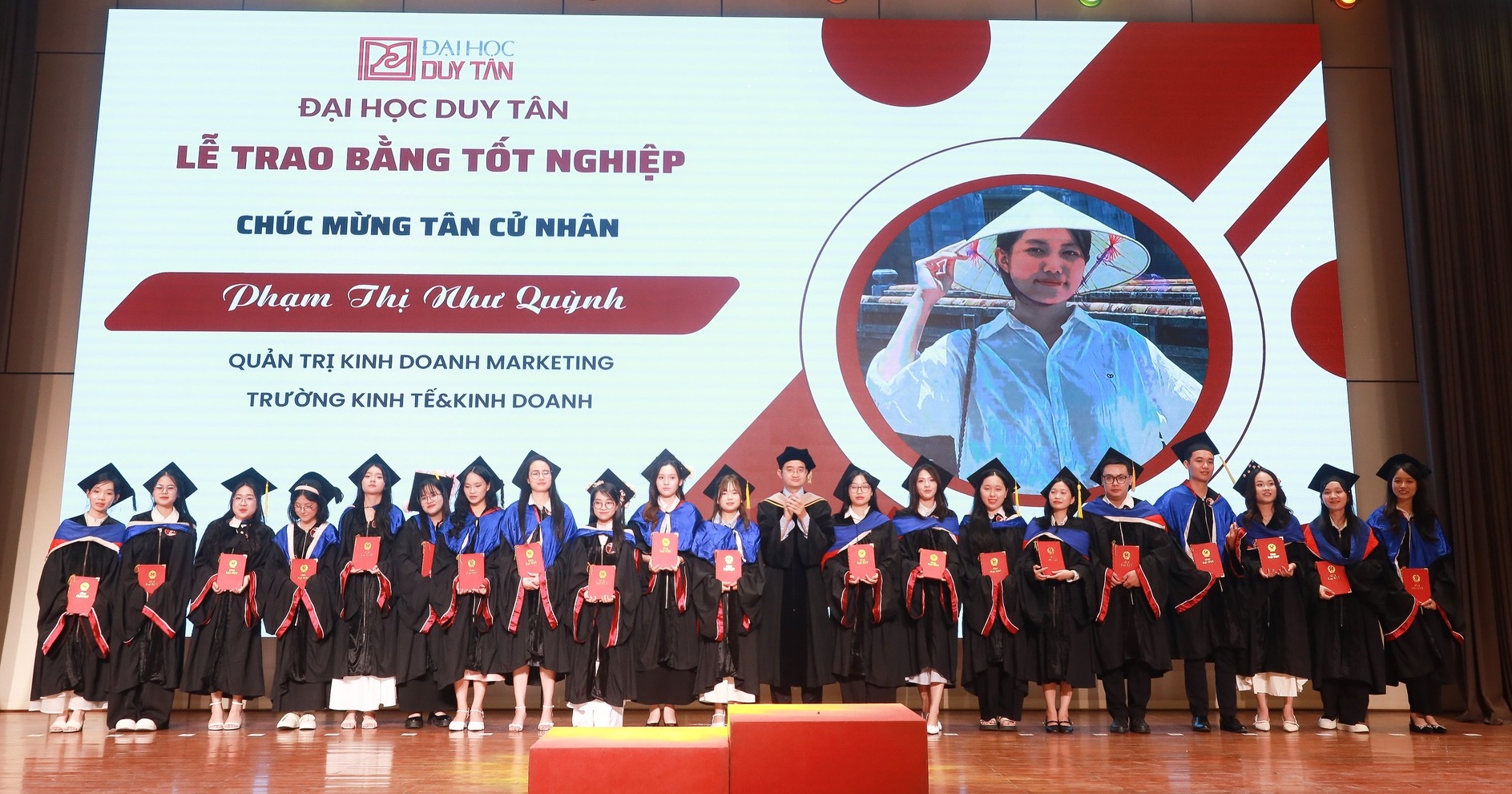 Gi&aacute;m đốc Đại học Duy T&acirc;n: Ai c&oacute; kiến thức chuy&ecirc;n m&ocirc;n vững mới l&agrave;m chủ được AI - Ảnh 1.